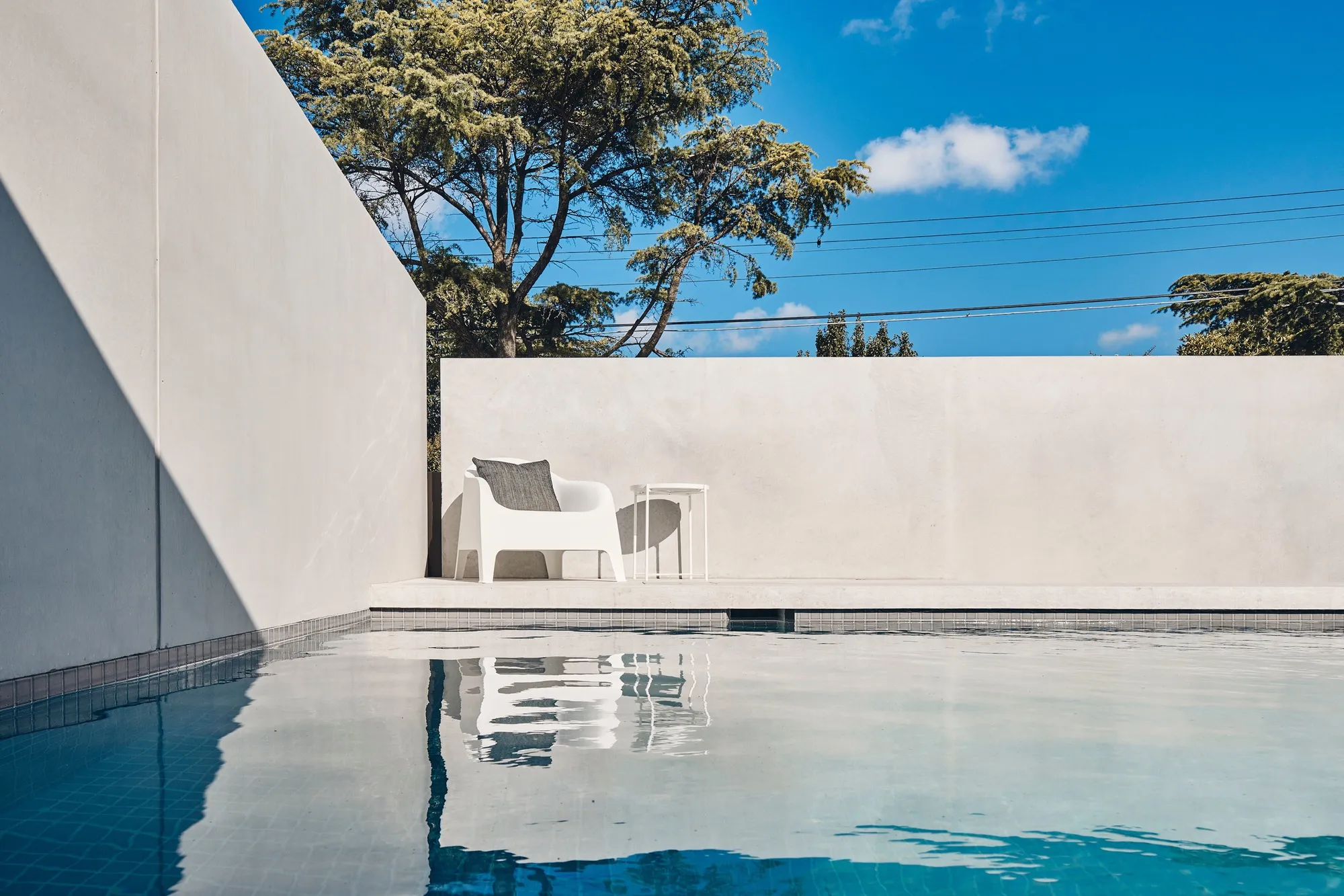 FGR Architects Folds Concrete and Glass into a Mediterranean Courtyard House in Melbourne