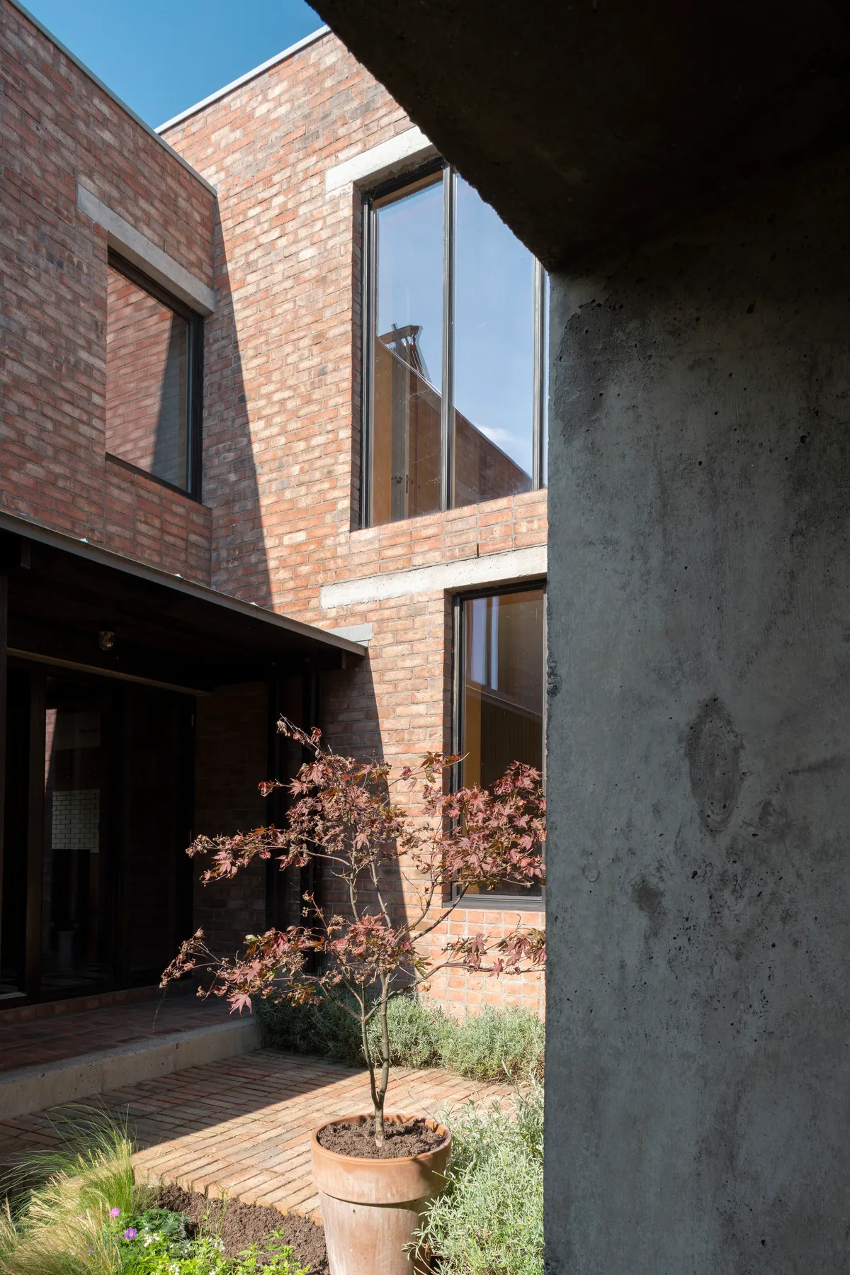 Culligan Architects Weaves a Red Brick Family House into a Dublin Coach House Garden