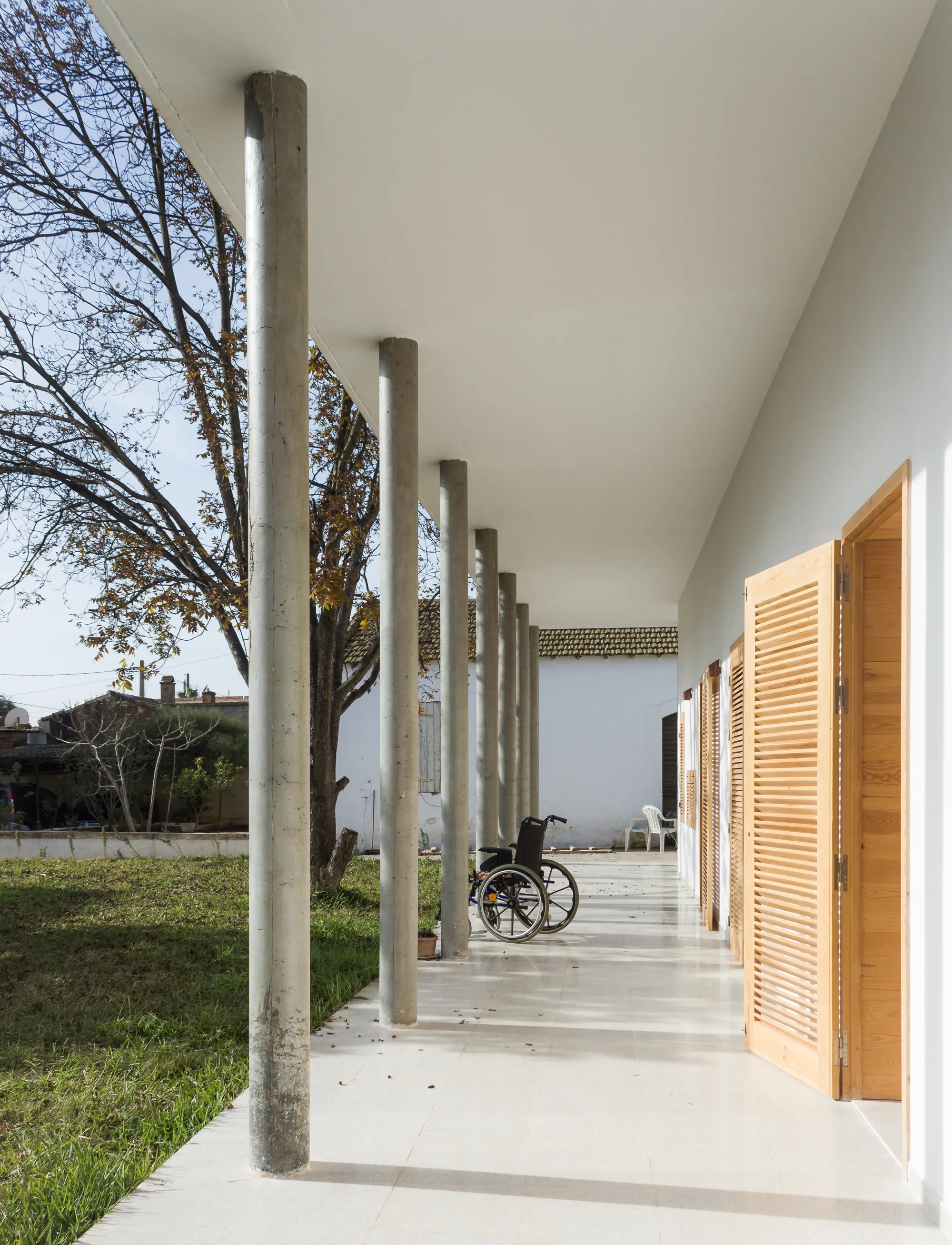 Atelier Messaoudi Architects Builds a Colonnaded House in Algeria for Aging Parents
