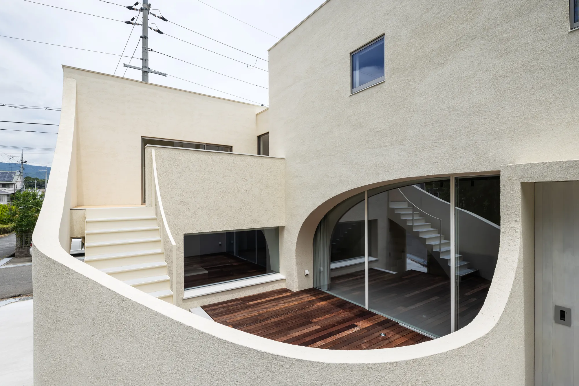 Daisuke Ibano and Ryosuke Fujii Shape an Osaka Family Home Around Spline Curves and Forest Views