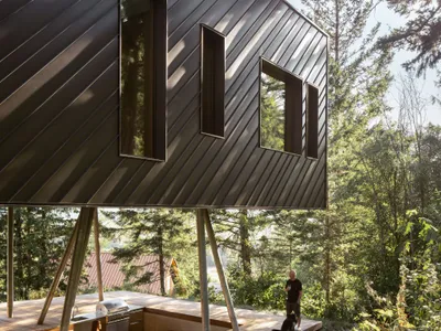 Stark Lifts a Passive House Retreat Into the Canopy of British Columbia's Coast Mountains