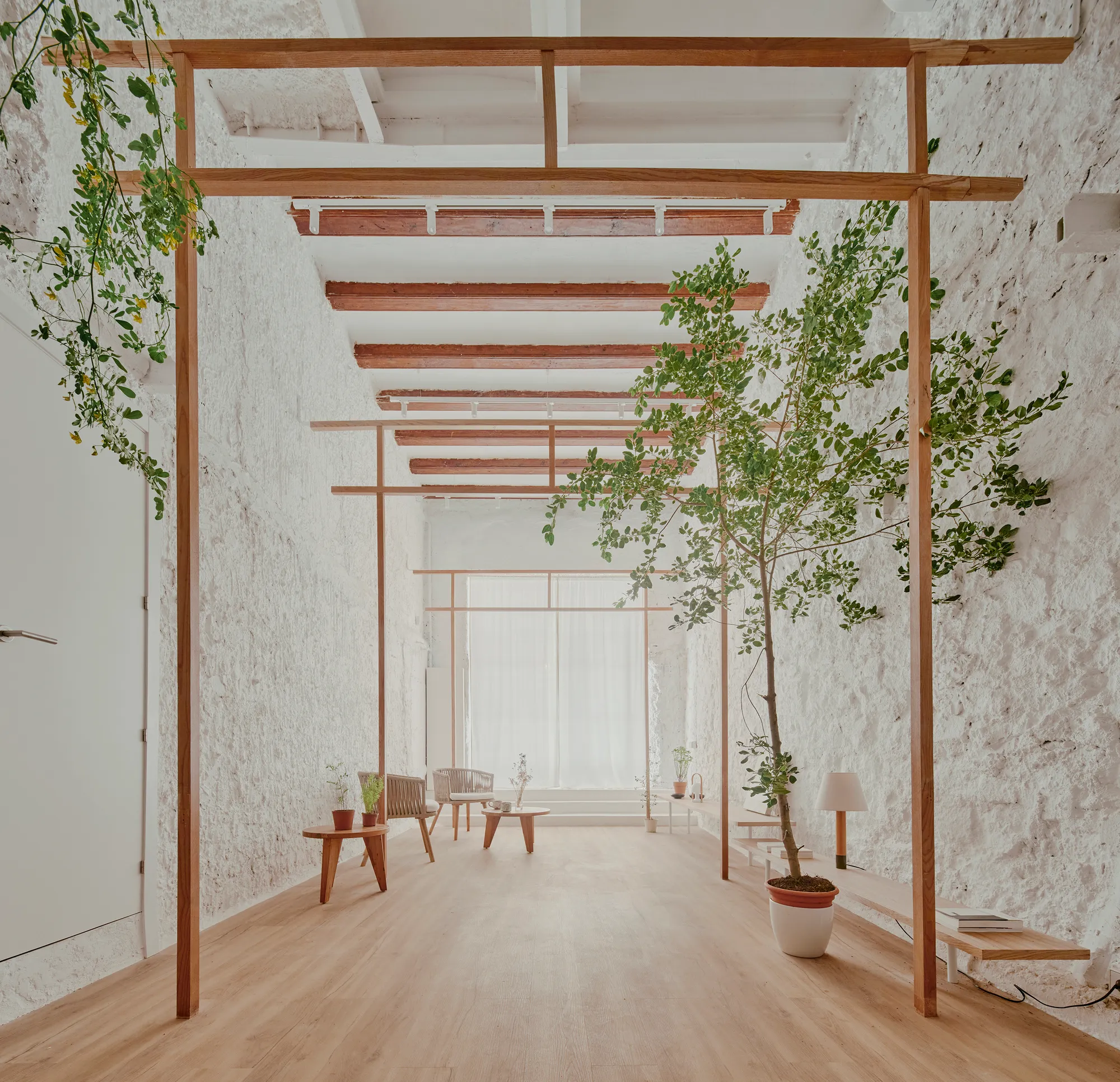 Roman Izquierdo Bouldstridge Turns an Old Barcelona Shop into a Loft Organized by Emptiness