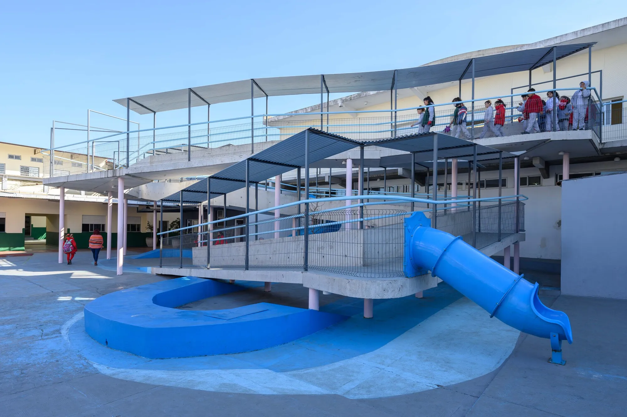 Además Arquitectura Wraps a Concrete Ramp Around a Tree to Transform a Buenos Aires Schoolyard