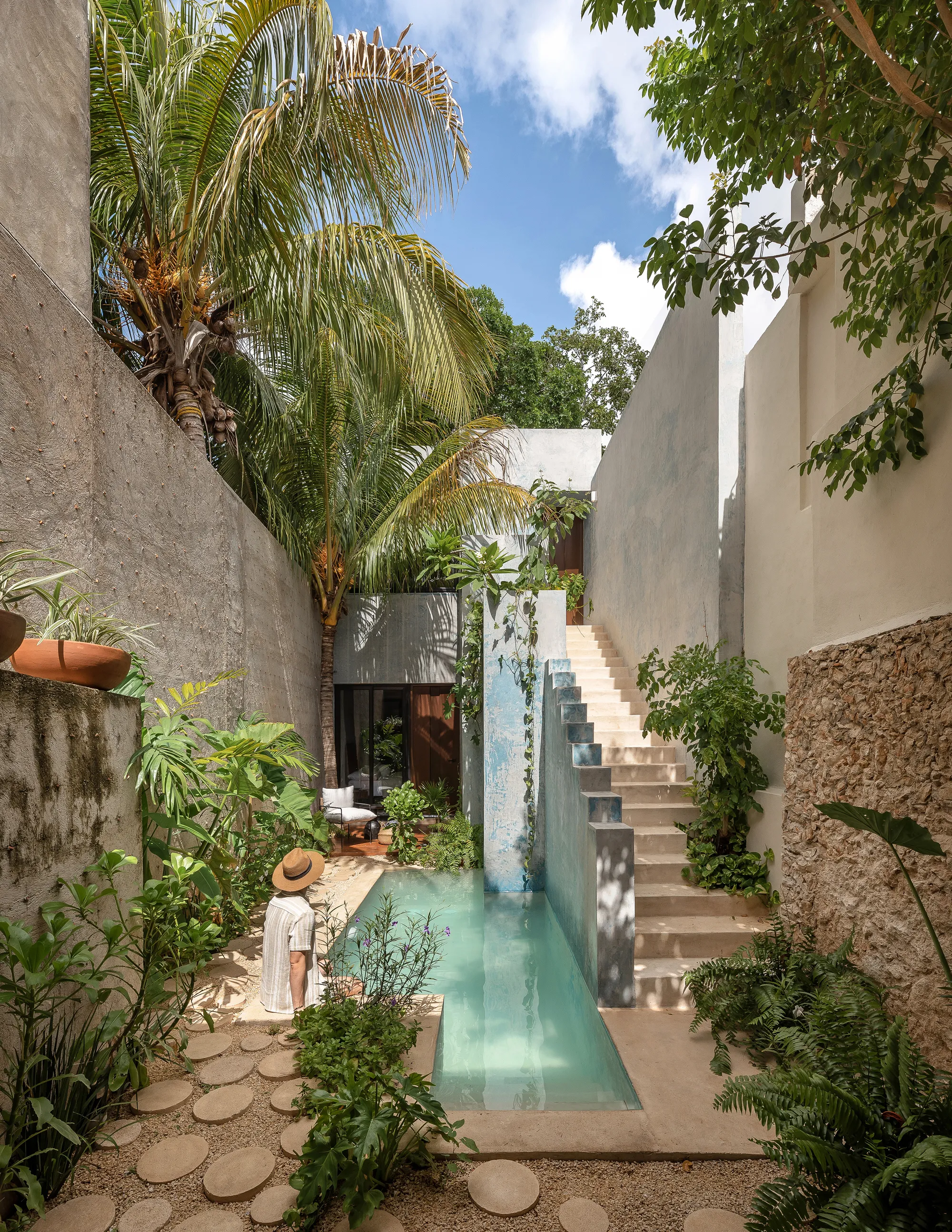 Workshop and Diseño y Construcción Carve a Layered Retreat from a Century-Old Mérida House