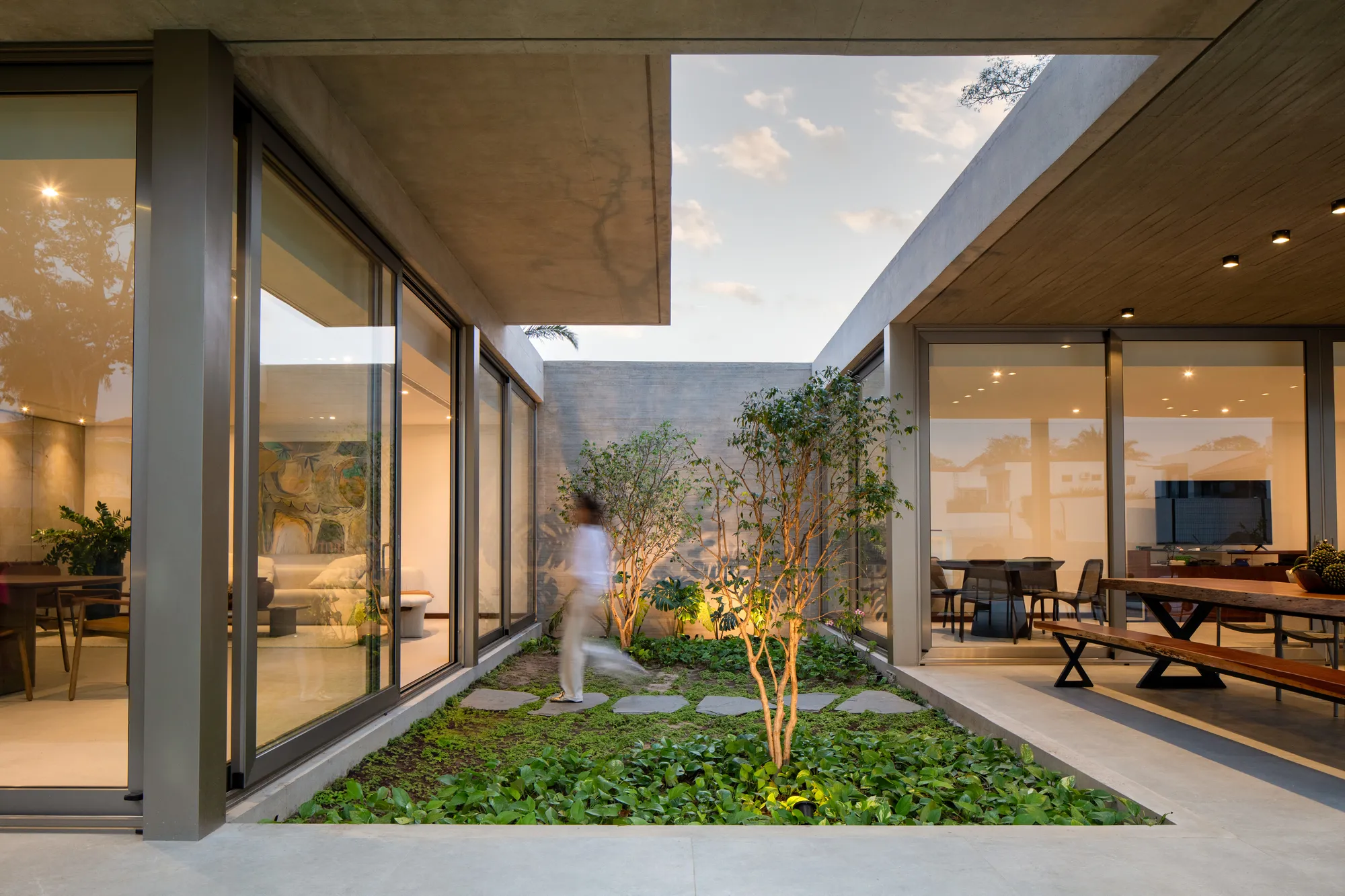 DB Estudio de Arquitectura Wraps an L-Shaped Bolivian House Around Its Namesake Tree