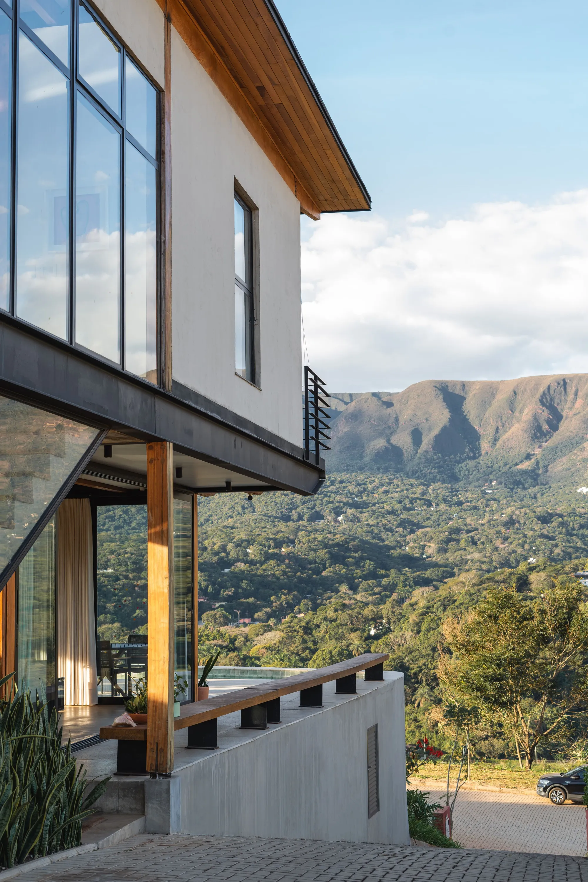 Facury, Guaja.cc, and Thiago Bandeira Build a Party House Facing Brazil's Serra da Moeda
