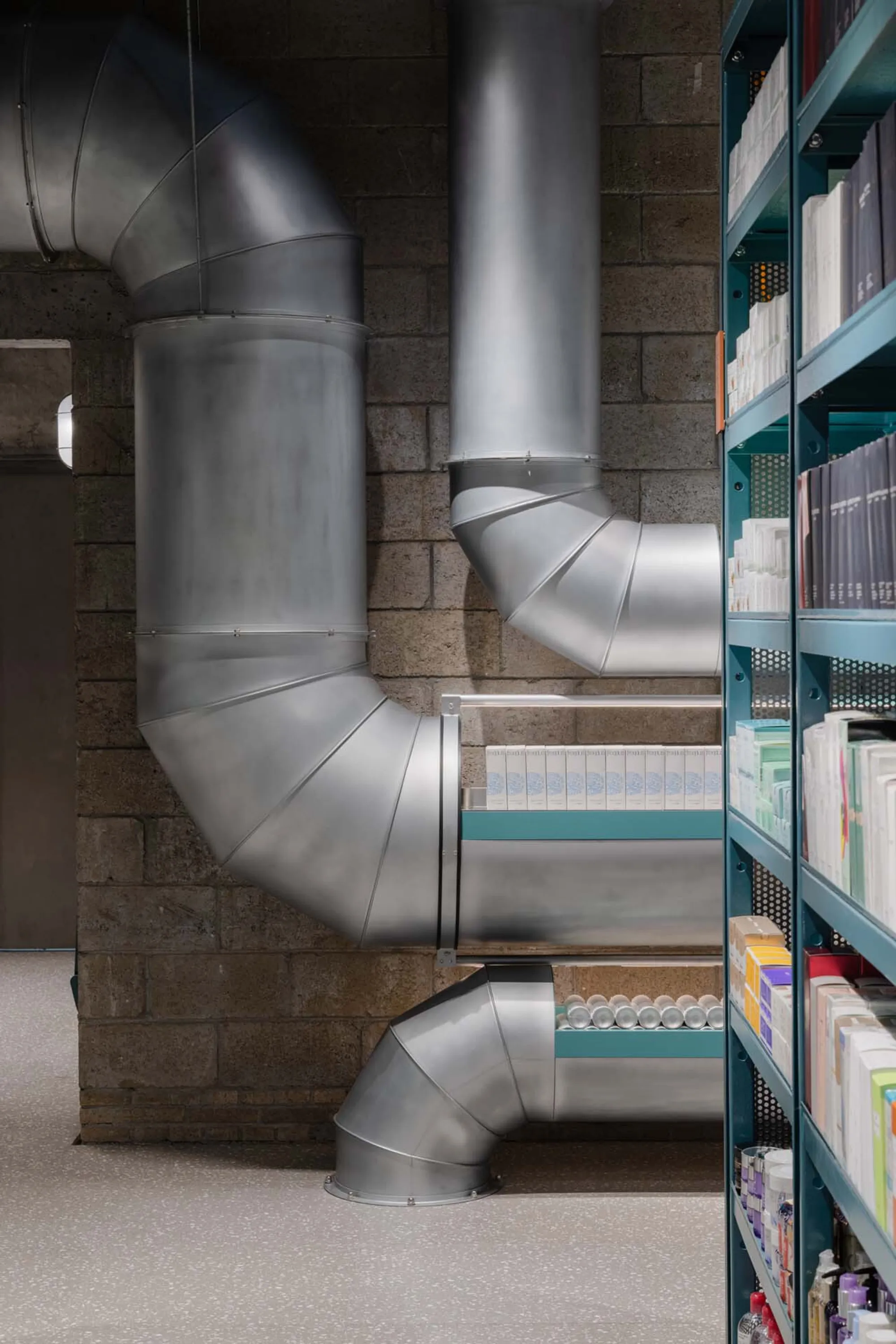 AIM Architecture Turns 75 Meters of Galvanized Pipe into a Beauty Retail Experience in Shenzhen