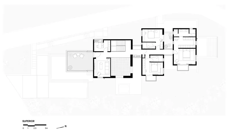 Floor plan drawing showing upper level with bedrooms and bathrooms arranged around central staircase