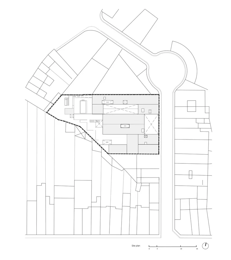 Site plan drawing showing the rectangular volume inserted among adjacent buildings and parcels