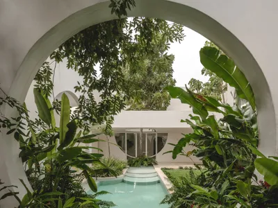Etea and Ghostframe Carve a Surreal Domestic World from Arches and Circles in Mérida