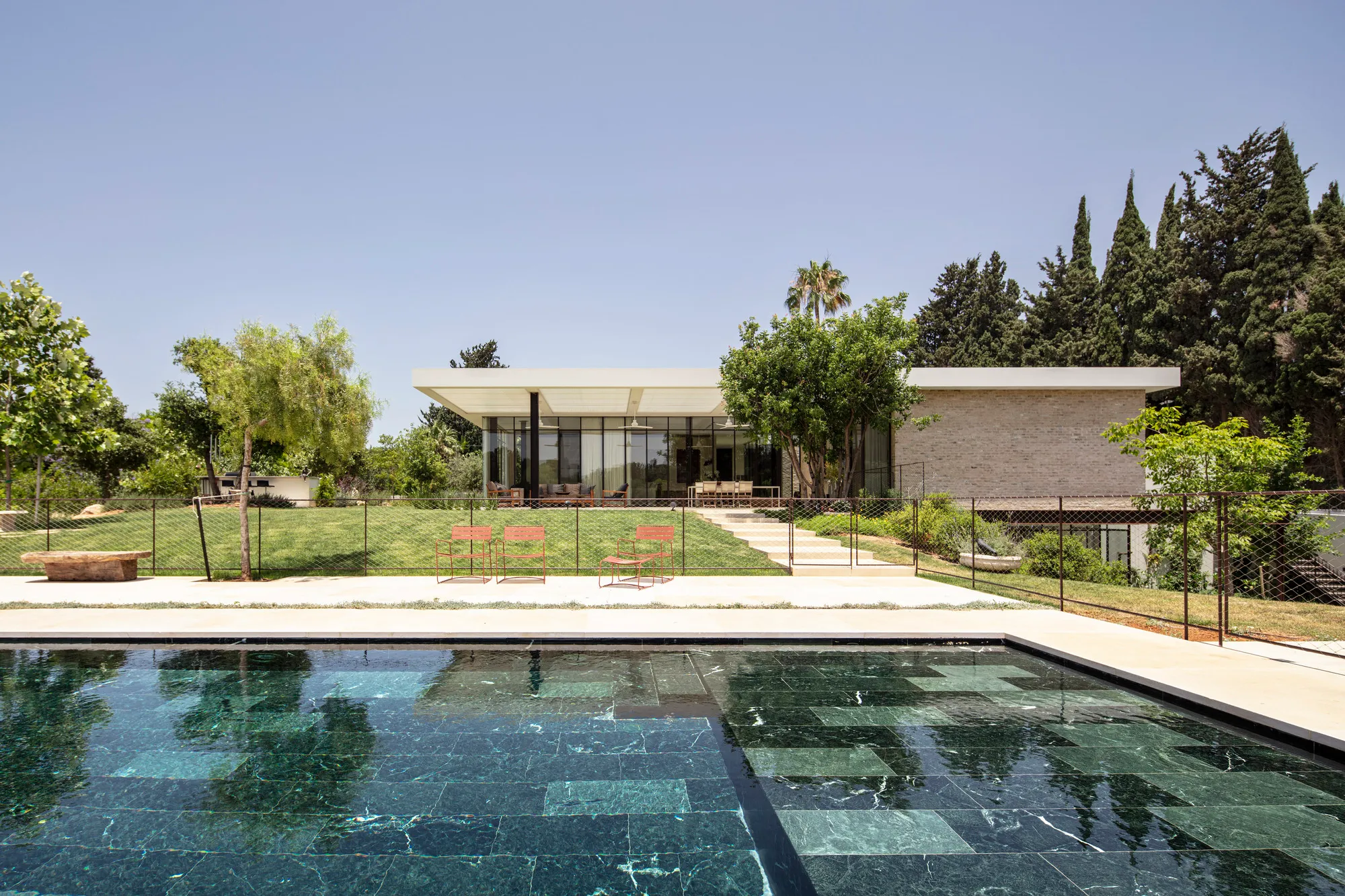 Blatman Cohen Splits a Sculptor's House into Two Opposing Temperaments on an Israeli Hillside