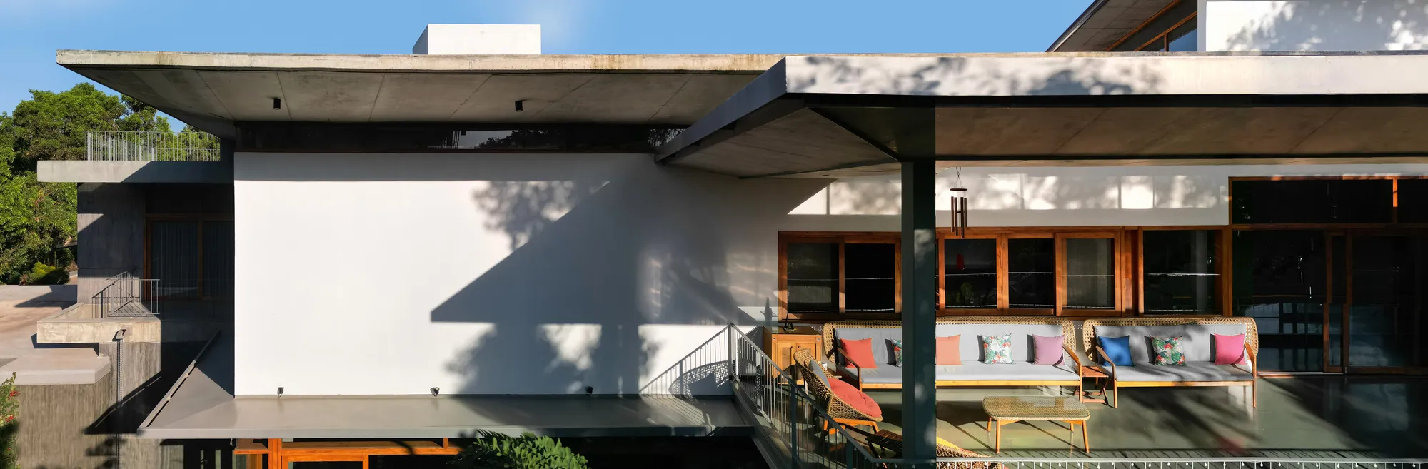 STUDIO MOTLEY Folds a Bengaluru Home Around a Garden Court Beneath Layered Concrete Canopies