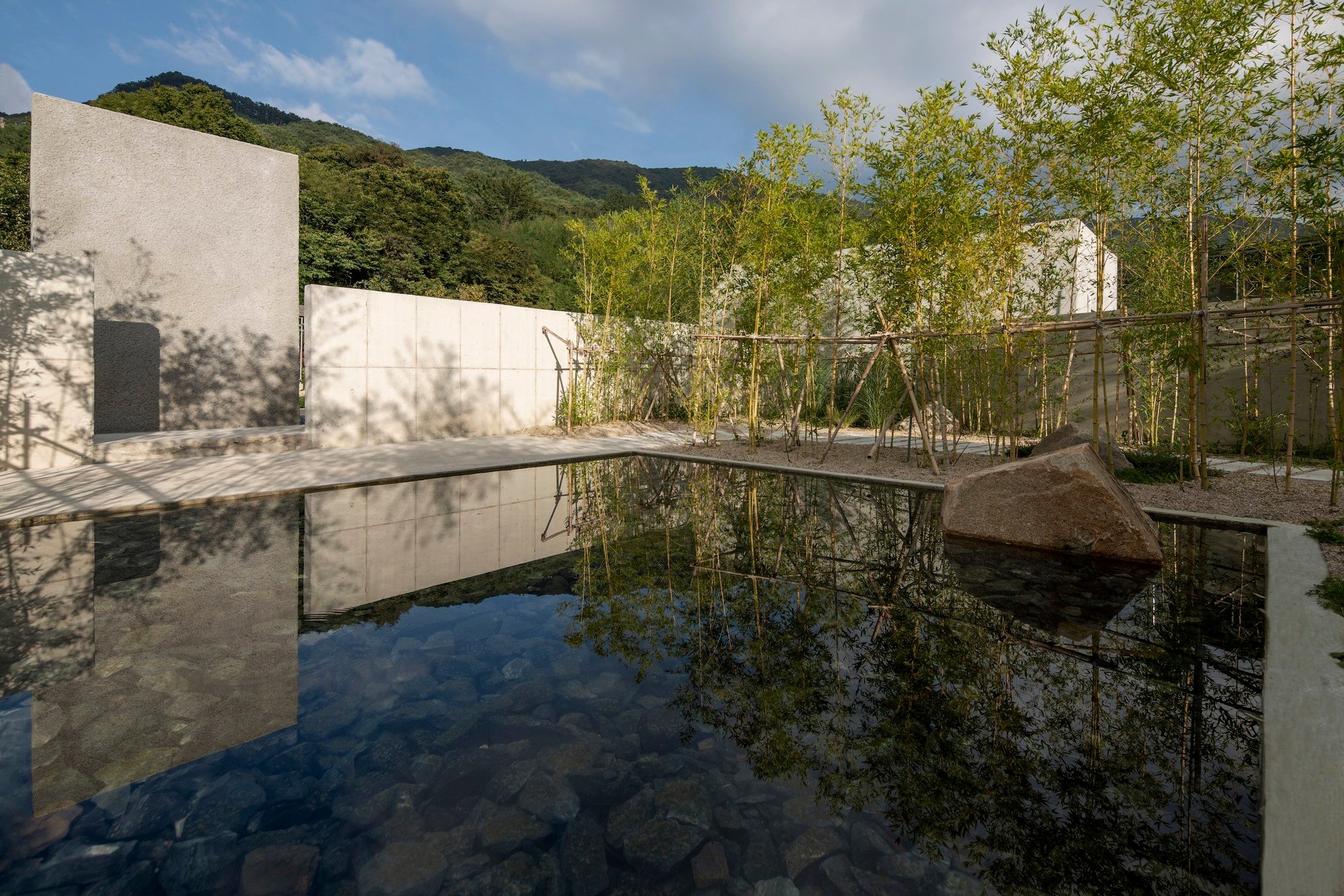 100A Associates Wraps a 118 m² House in Concrete Layers That Trade Daylight for Dusk