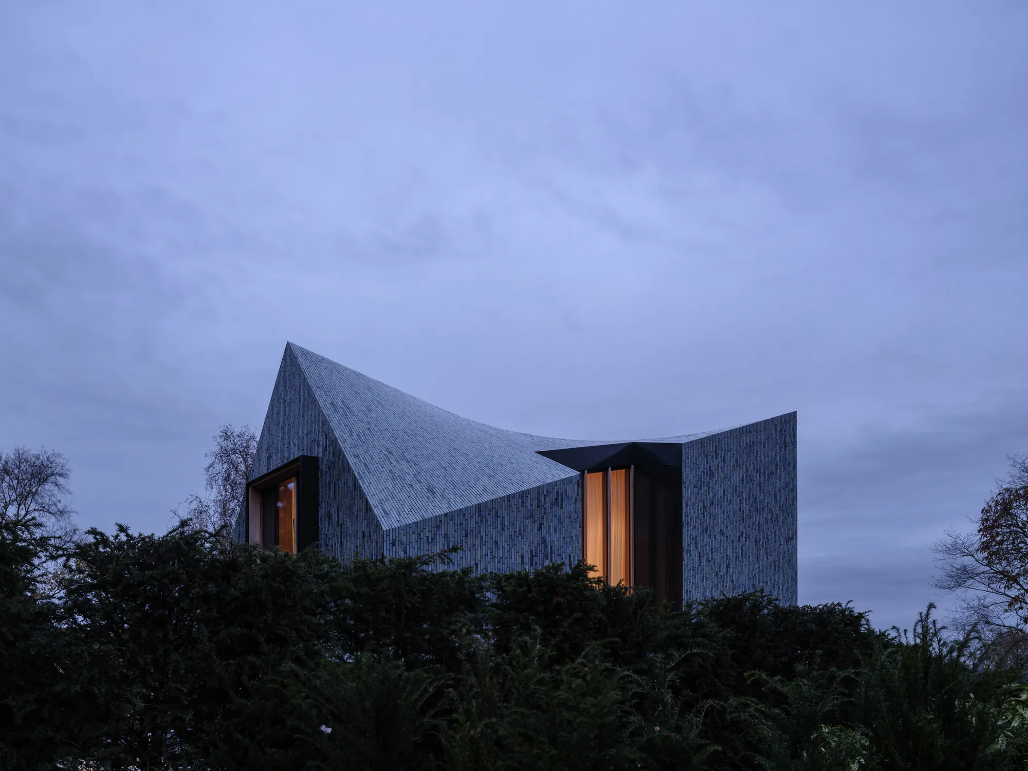 Mecanoo Wraps a Dune-Side Villa in Schoorl with Iridescent Ceramic Tiles