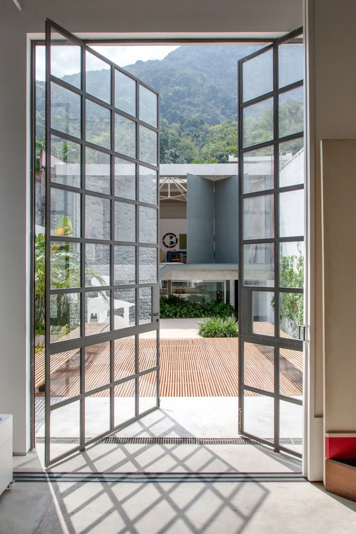 Siqueira and Azul Arquitetura Fuse Two Disconnected Blocks into an Art Studio in Rio's Botanical Garden