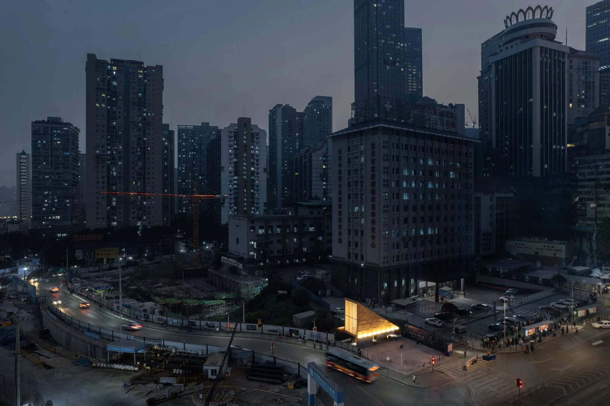 SUZAO Architects Wedge a 60 m² Exhibition Pavilion Between Chongqing's Past and Its Vertical Future