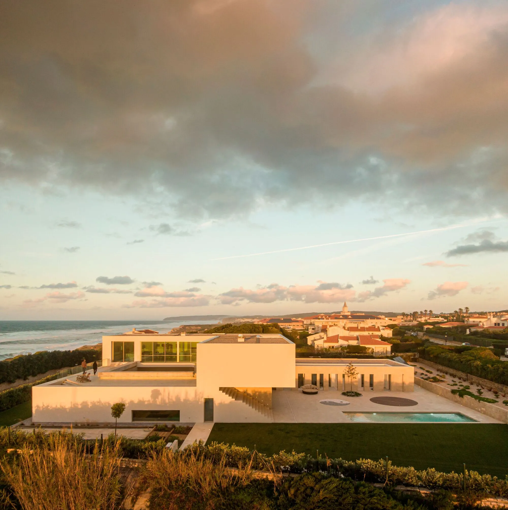 [i]da Arquitectos Stacks Two Volumes on the Portuguese Silver Coast to Frame the Atlantic