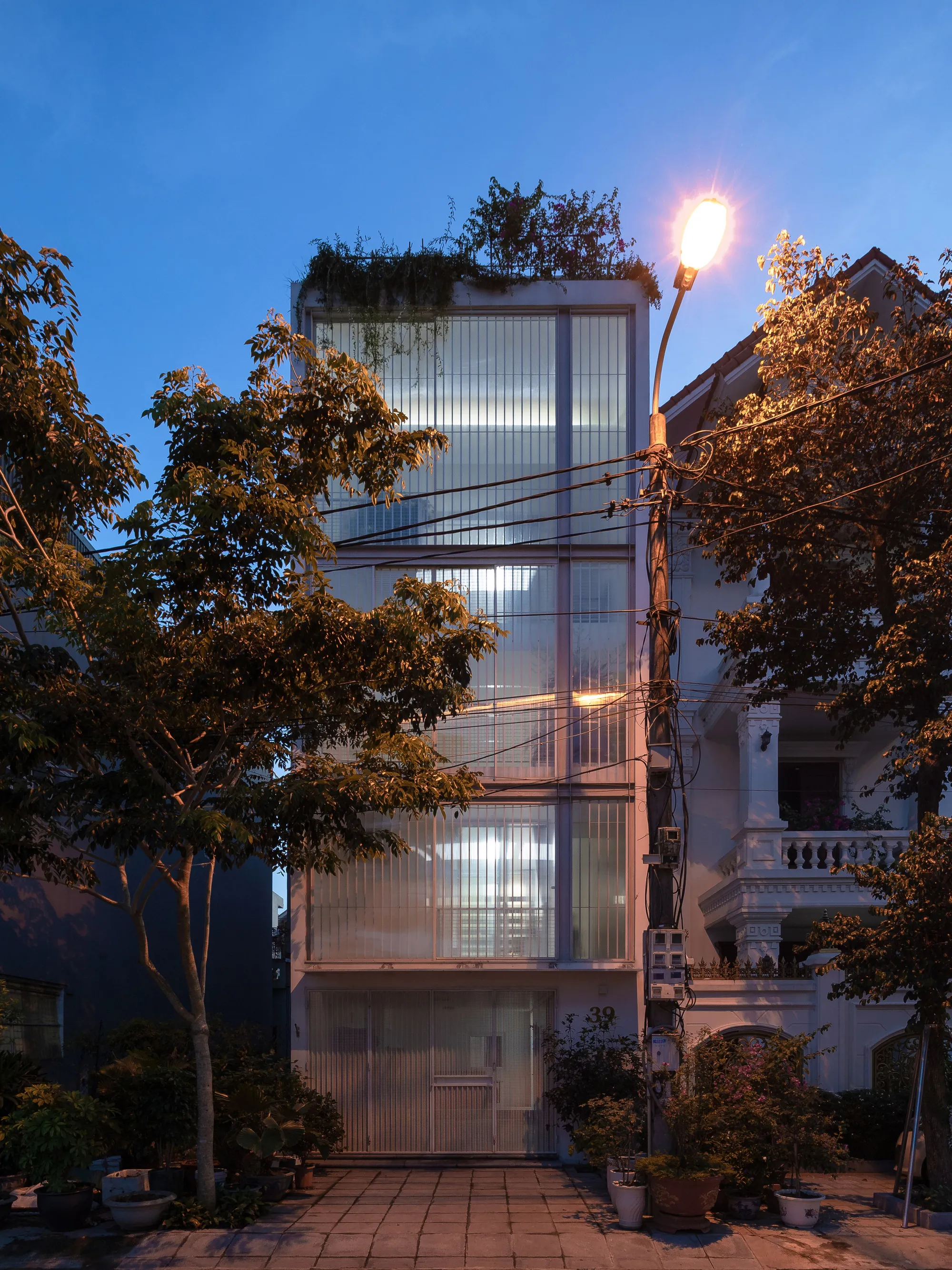 Flat6 Architects and aestudiooo Carve Light and Life into a Vietnamese Tube House