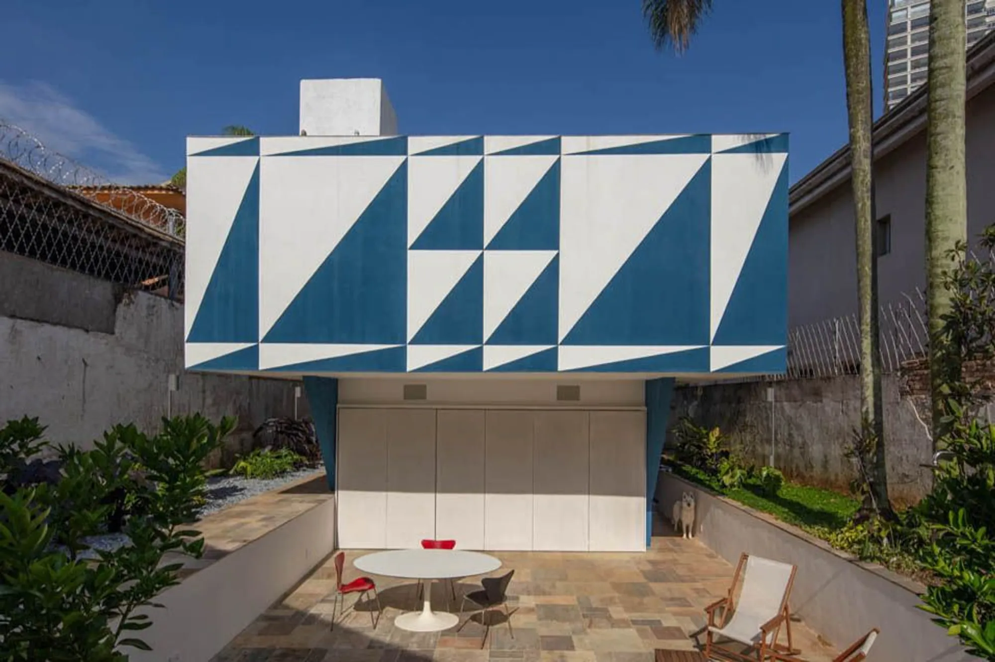 Metrópole Arquitetos Strips Back a 1956 Vilanova Artigas House to Reveal Its Original Logic