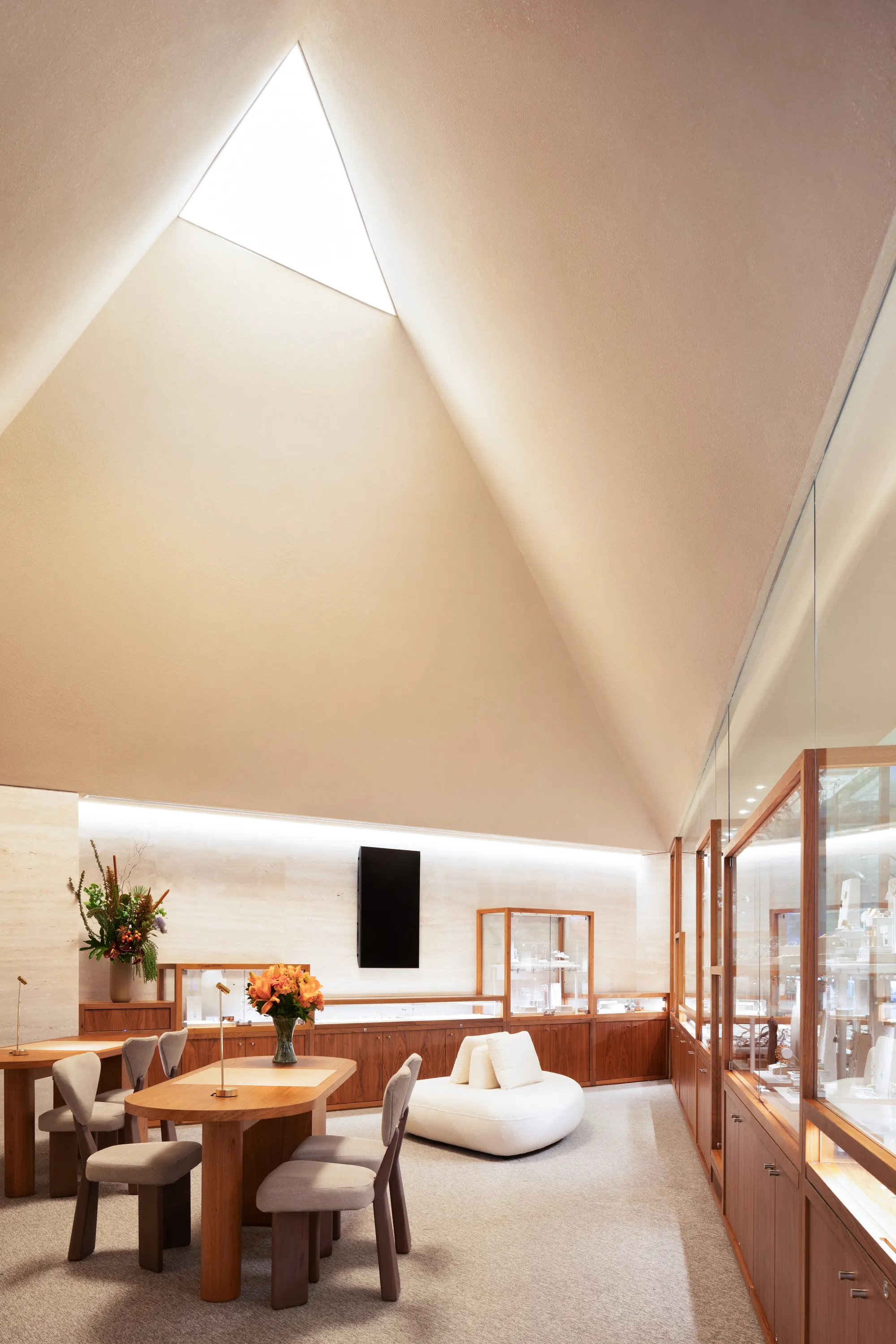 Alan Chu Carves a Jewelry Store from Crystal Geometry in São Paulo