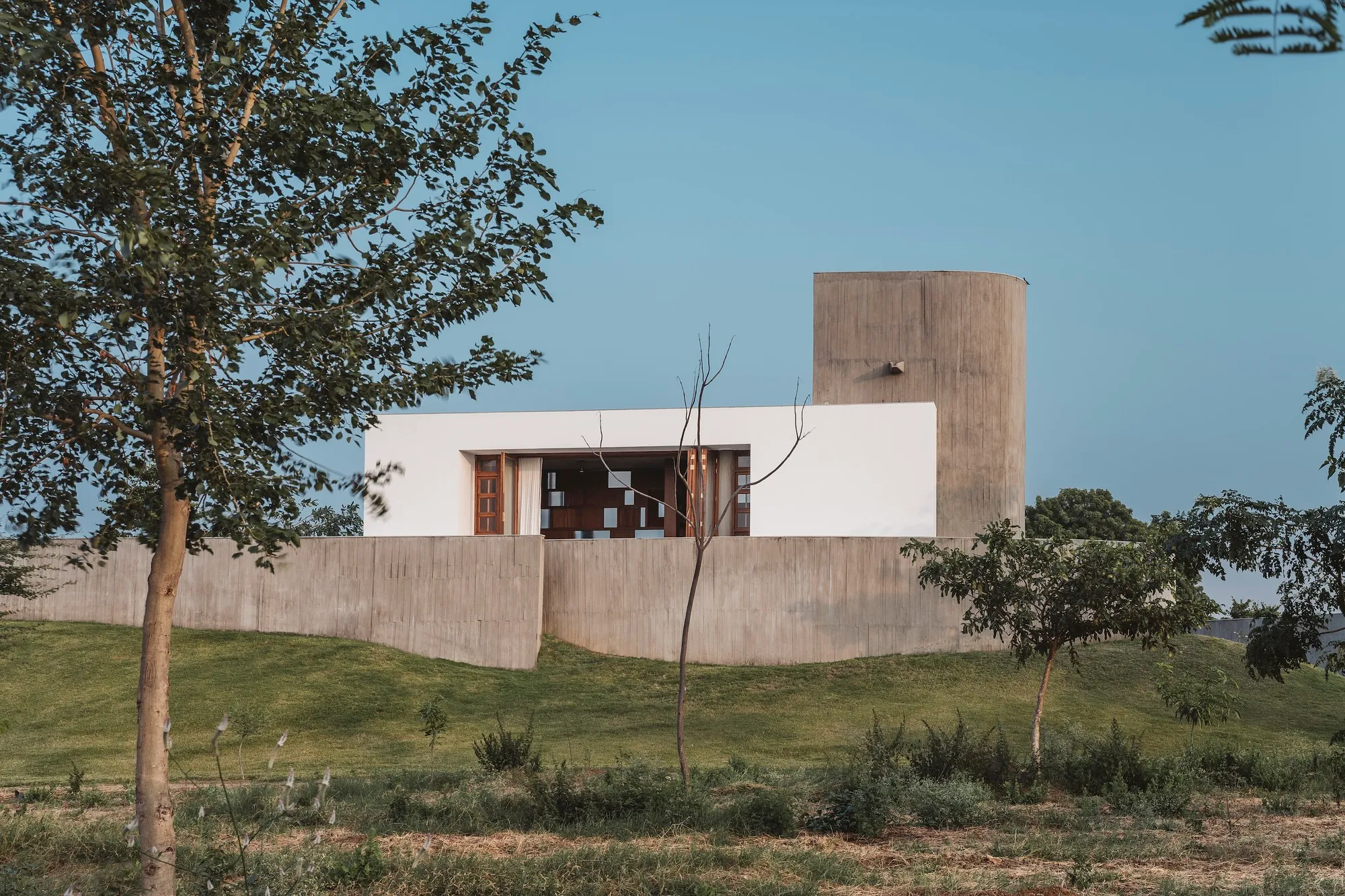 Design Ni Dukaan Wraps a Formless House Around Courtyards on a Gujarat Hilltop