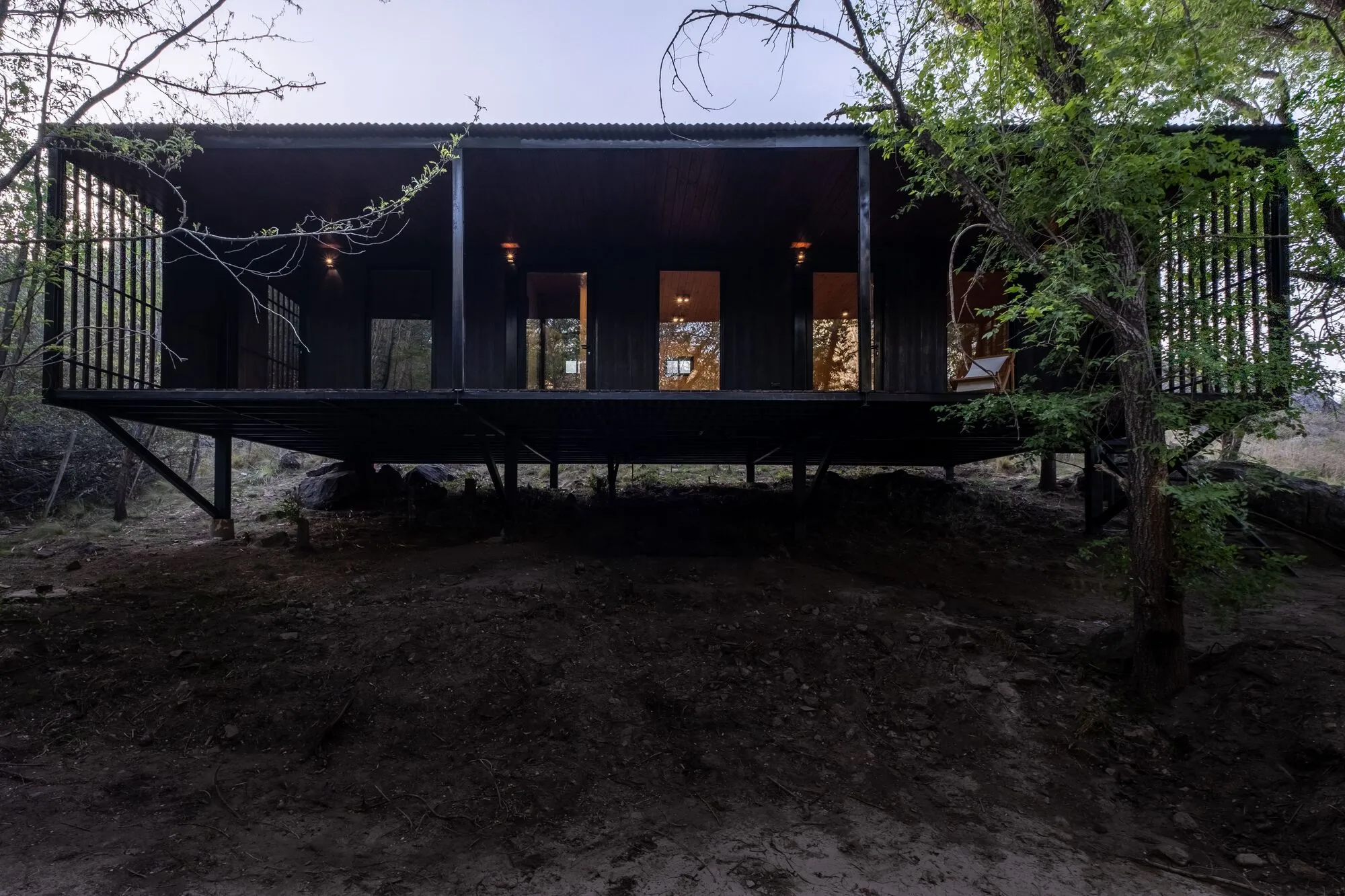 Pablo Senmartin Suspends a Steel-and-Timber Refuge Above a River Forest in Córdoba