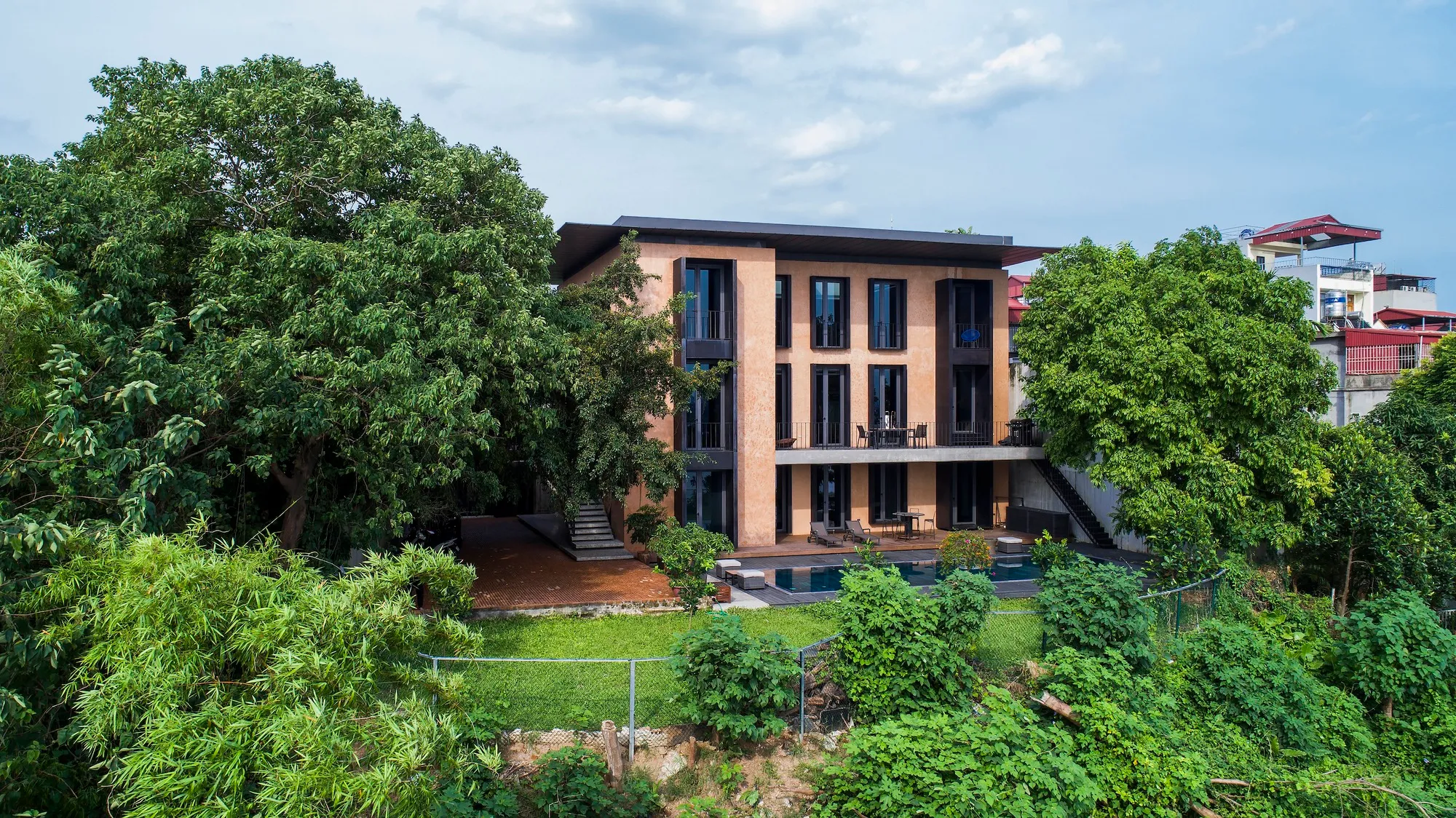 D and P Associates Build a Pi-Shaped House of Rammed Earth Memory on Vietnam's Red River