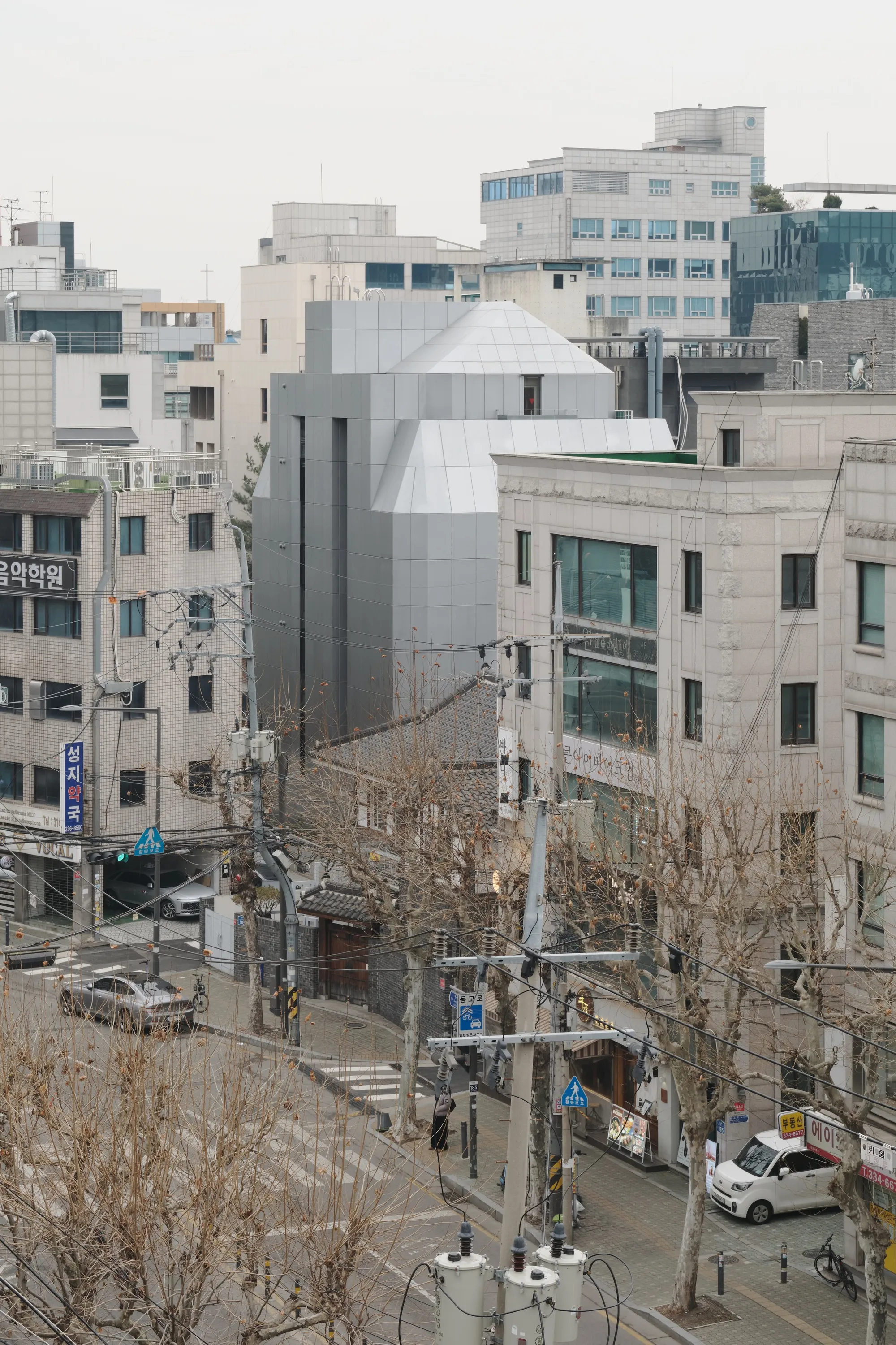 FHHH Friends Wraps a Seoul Music Academy in a Faceted White Shell That Echoes Its Interior Logic