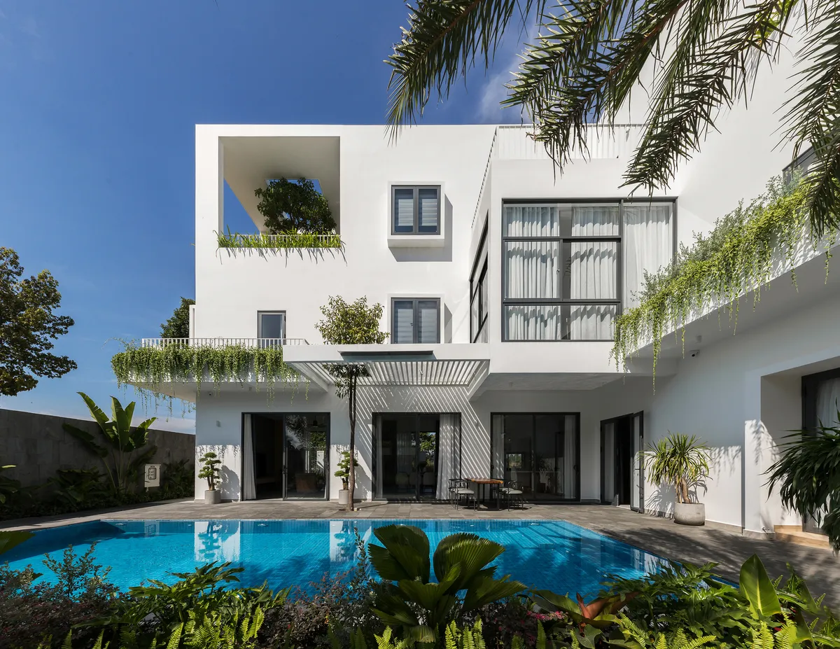 Story Architecture Wraps a Multigenerational Villa Around a Pool in Vietnam