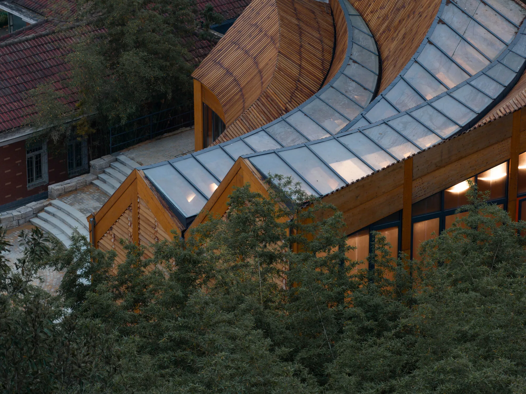 Primary Architects Shapes a Three-Lobed Timber Shell for a Village Carpenter's Workshop in Henan
