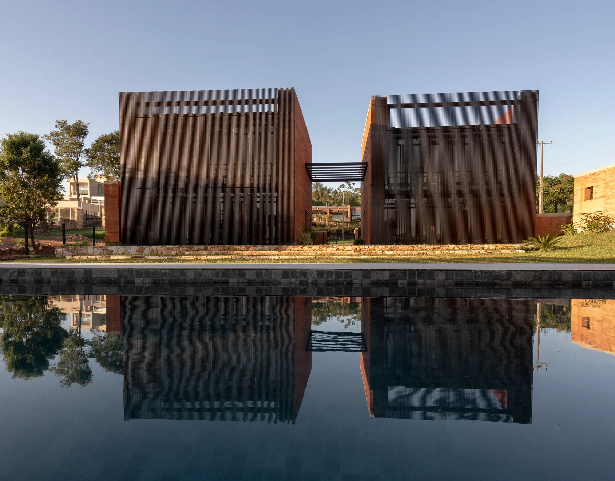 BAUEN Builds Two Rammed Earth Volumes in Paraguay Inspired by the Ovenbird's Nest