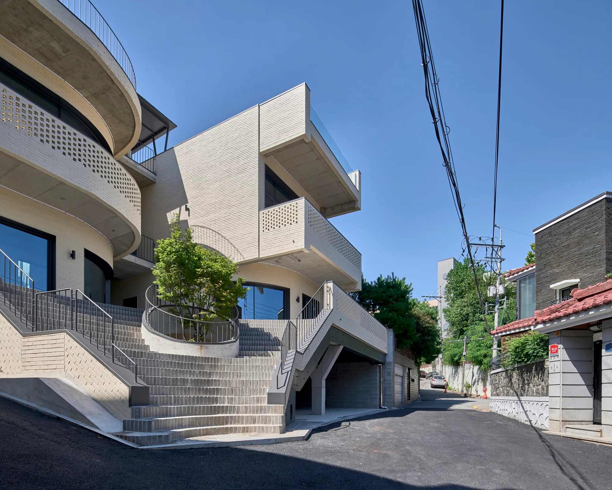 DAAL Carves Open a Hillside Corner in Seoul with the Y2 Mixed Use Building