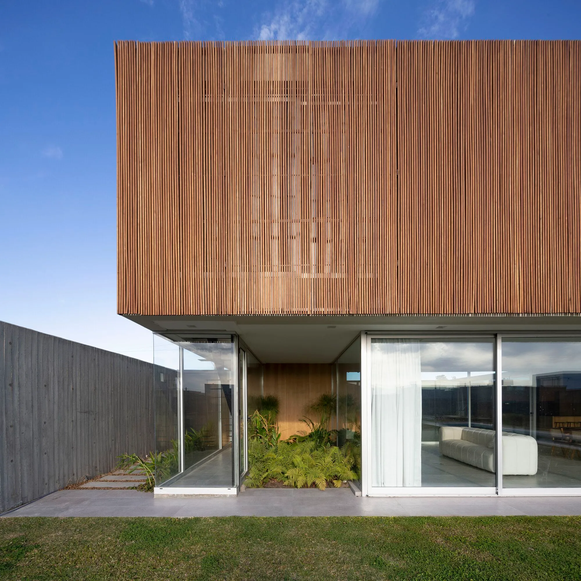 Felipe Gonzalez Arzac Floats a Timber Box over Glass Walls in a Buenos Aires Suburb