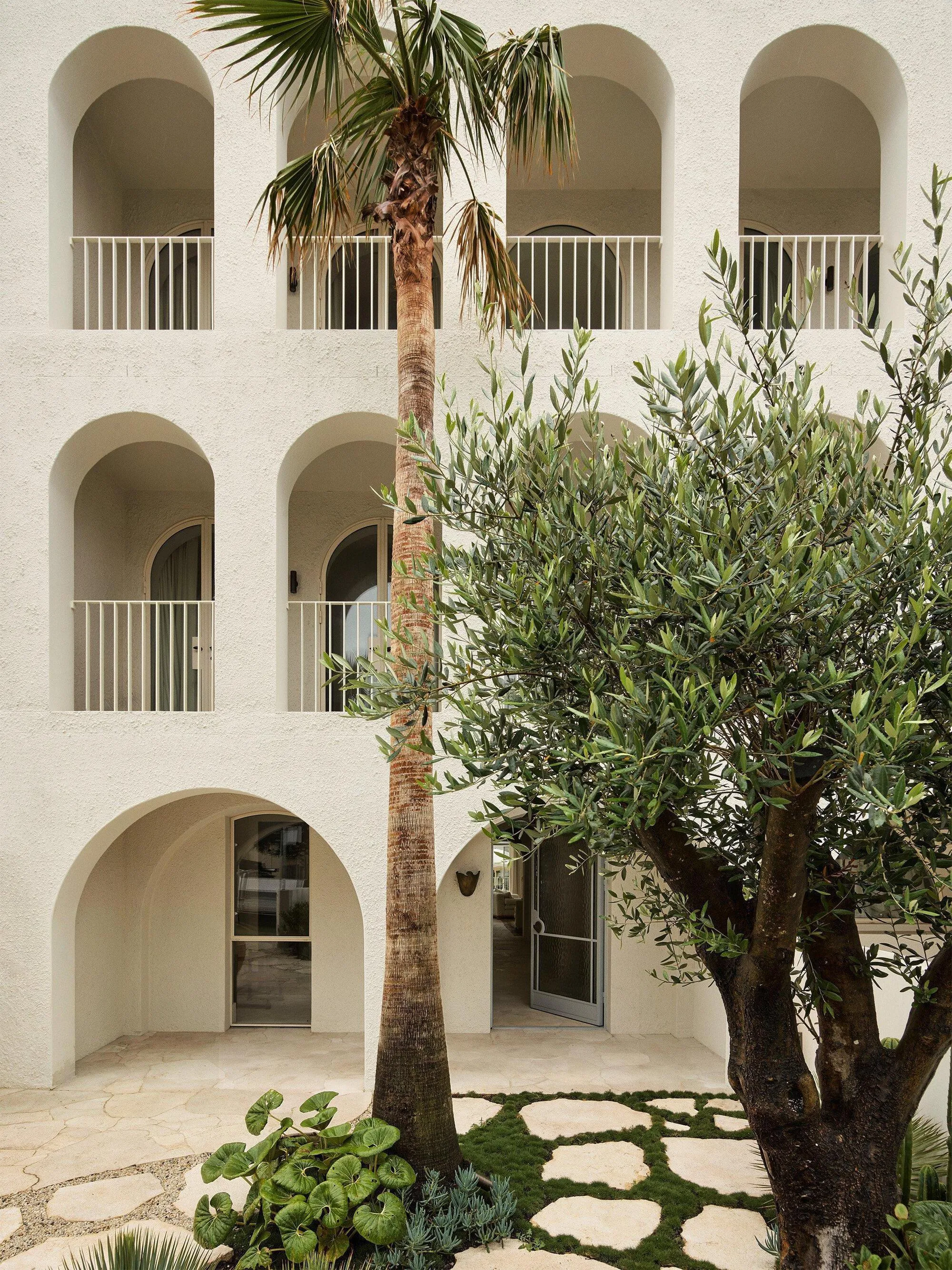 Common Office Builds a Modern Loggia on Sydney's Most Famous Beach