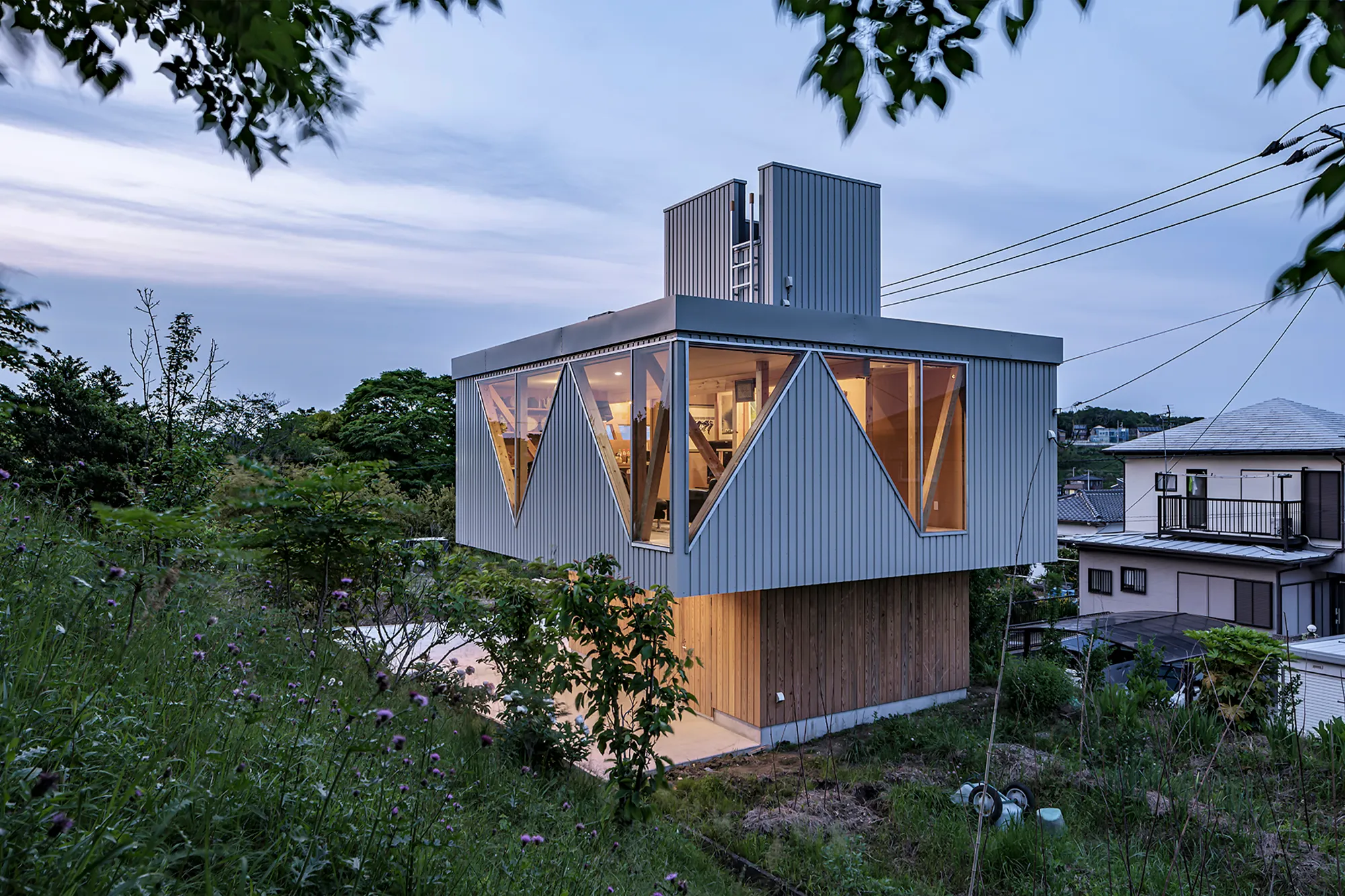 kurosawa kawara-ten Builds a Weekend House from Typhoon-Felled Timber on a Steep Suburban Slope