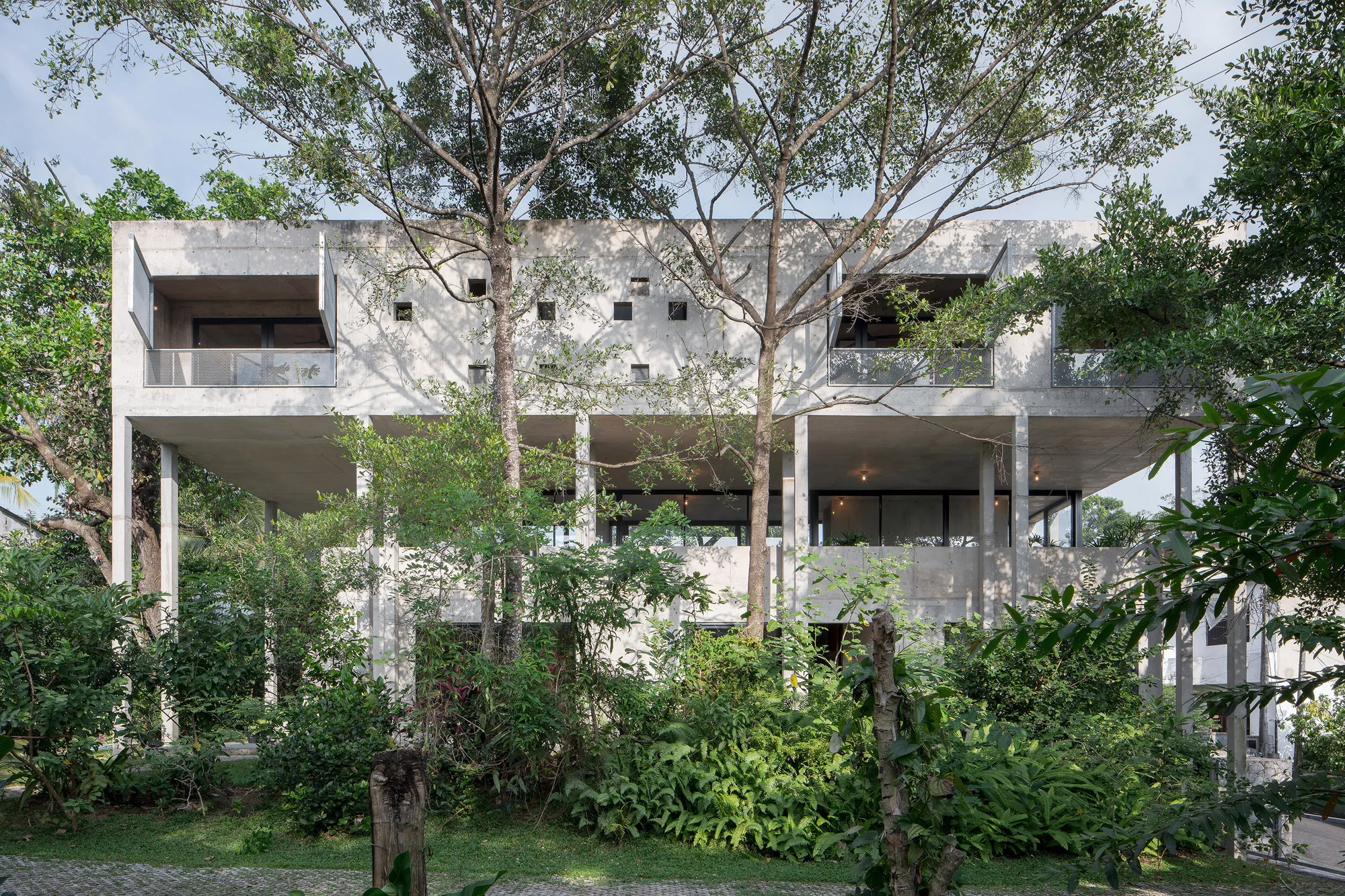 Read Studio Stacks a Concrete House Vertically to Let a Sri Lankan Garden Grow Around It