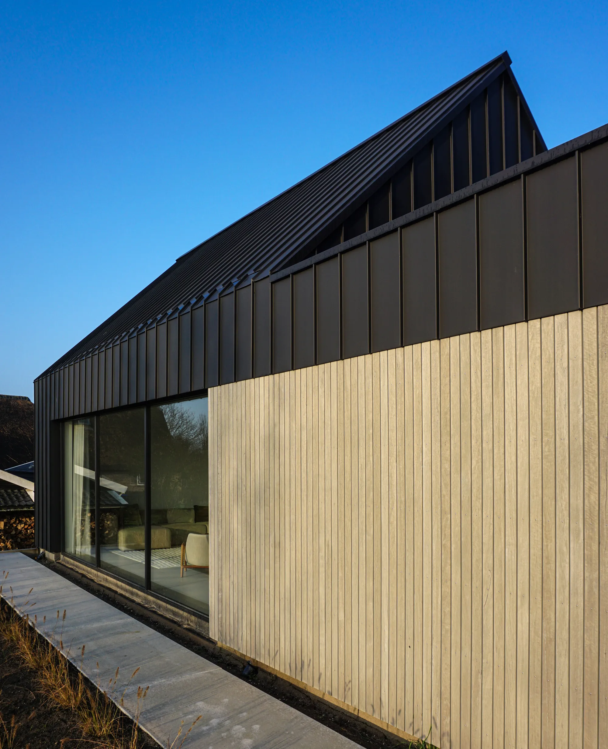VLOT Architecten Builds a 560 m² Rural Home on a Cow Shed's Manure Pit in Brandwijk