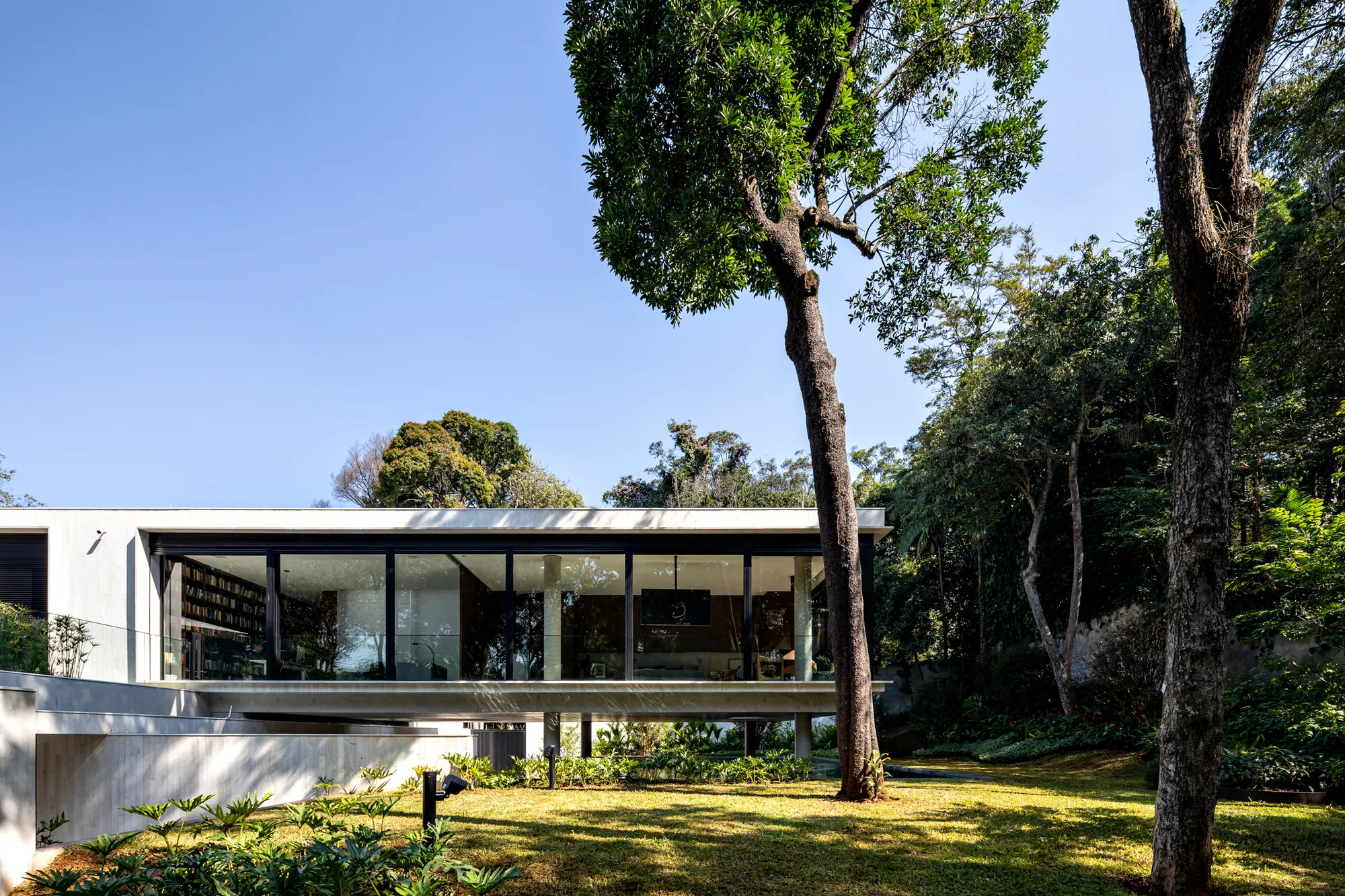 Basiches Arquitetos Threads a 1,746 m² House Through the Trees of a São Paulo Forest