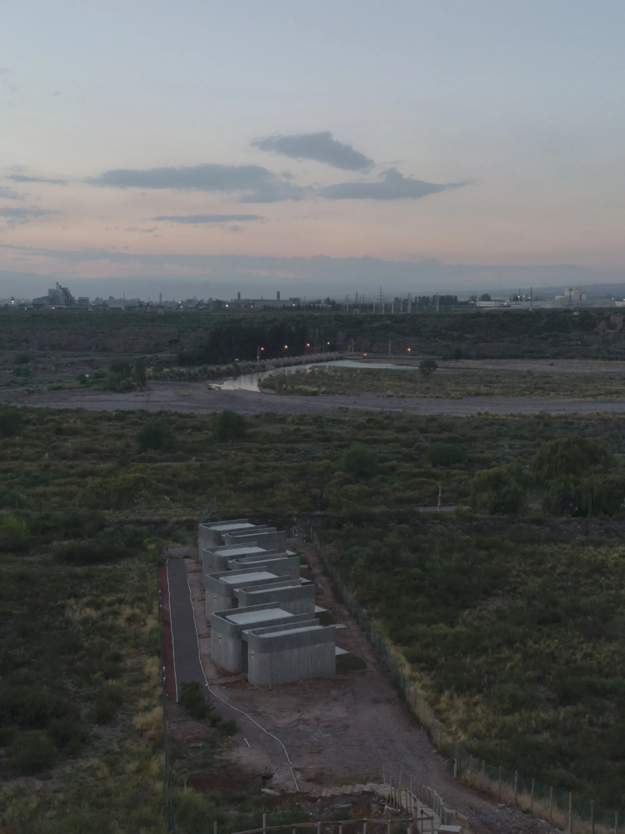 ONA Threads Four Board-Formed Concrete Cabins Along a 260-Meter-Deep Site in Mendoza