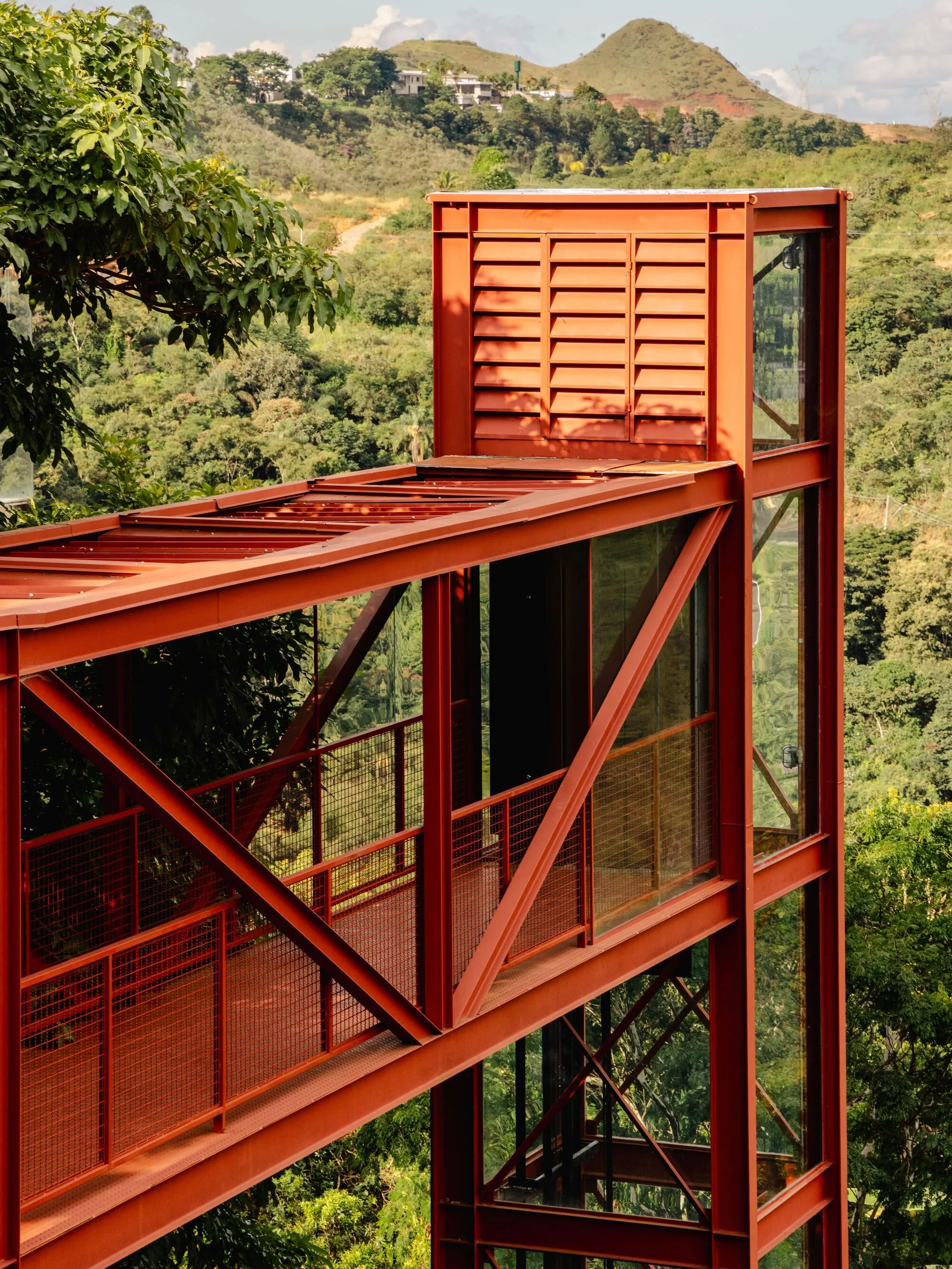 BIRI Anchors a Red Steel Tower into a 13-Meter Slope to Reach a House in Belo Horizonte