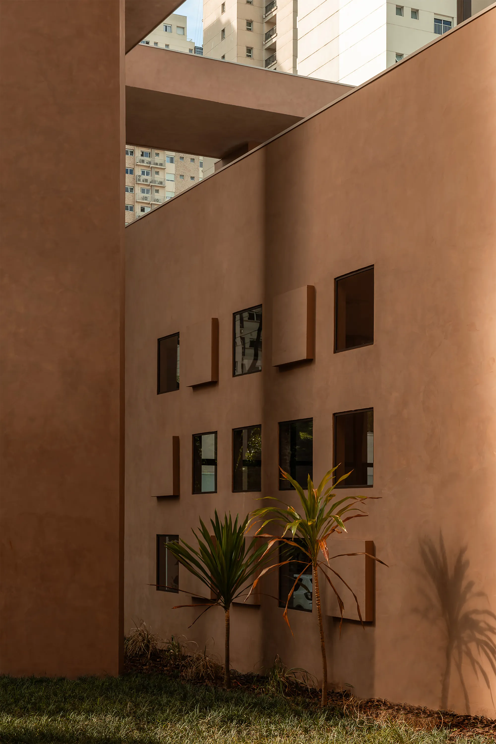 Estúdio Leonardo Zanatta Grounds a Temporary Pavilion in São Paulo's Concrete Art Heritage