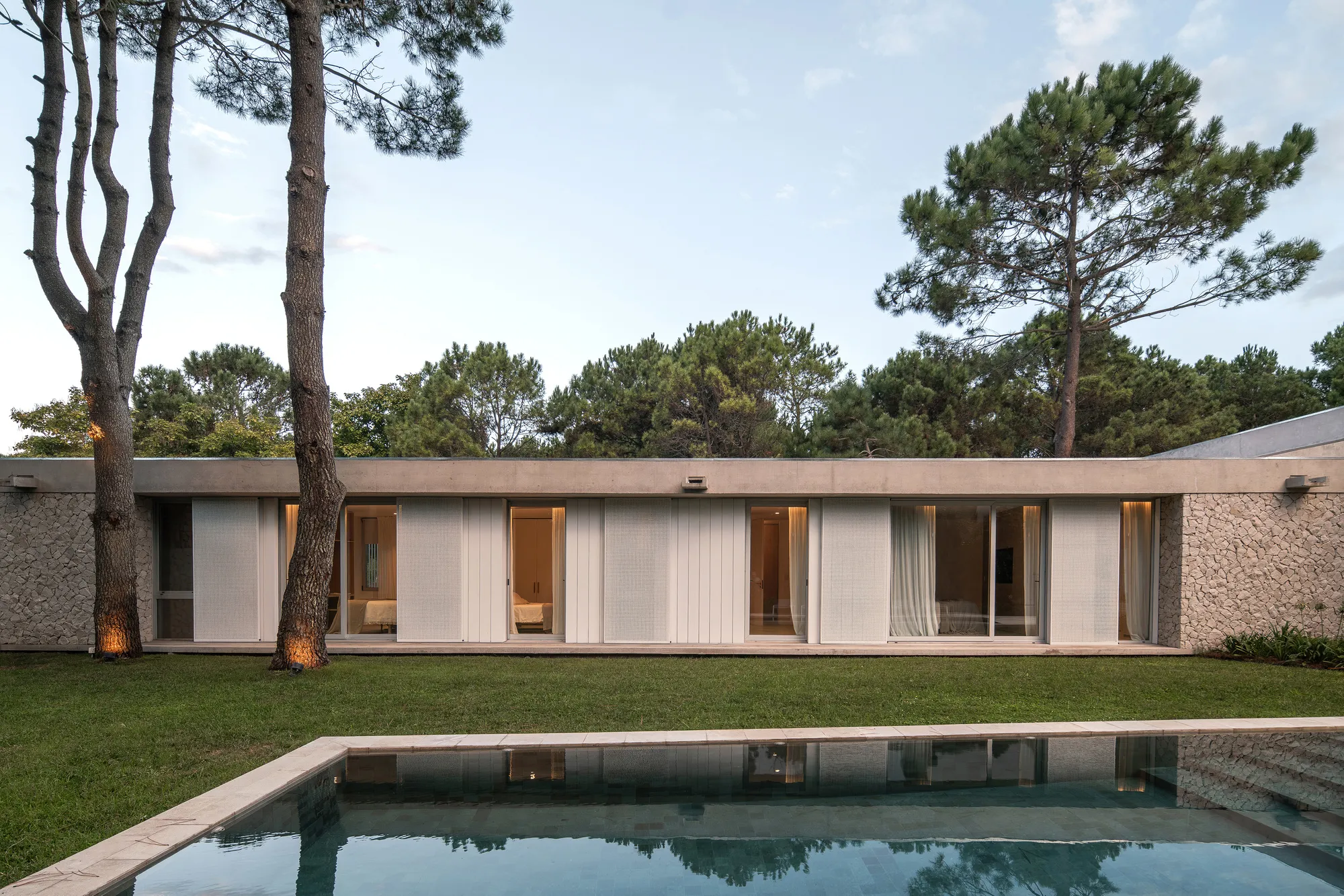 Jorgelina Tortorici & Asociados Weave a Pinamar Beach House Through the Pine Forest