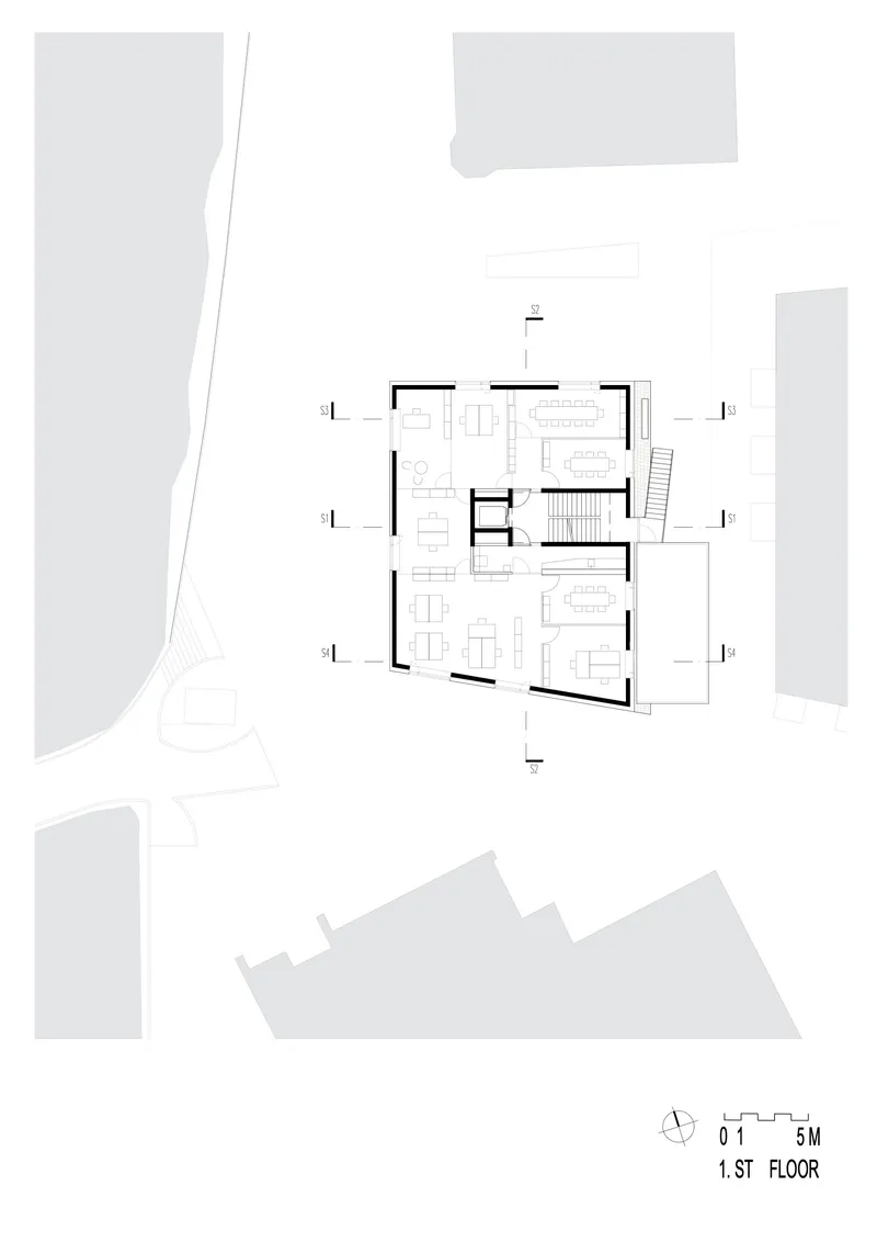 First floor plan with central stair core and rooms arranged around the perimeter terraces