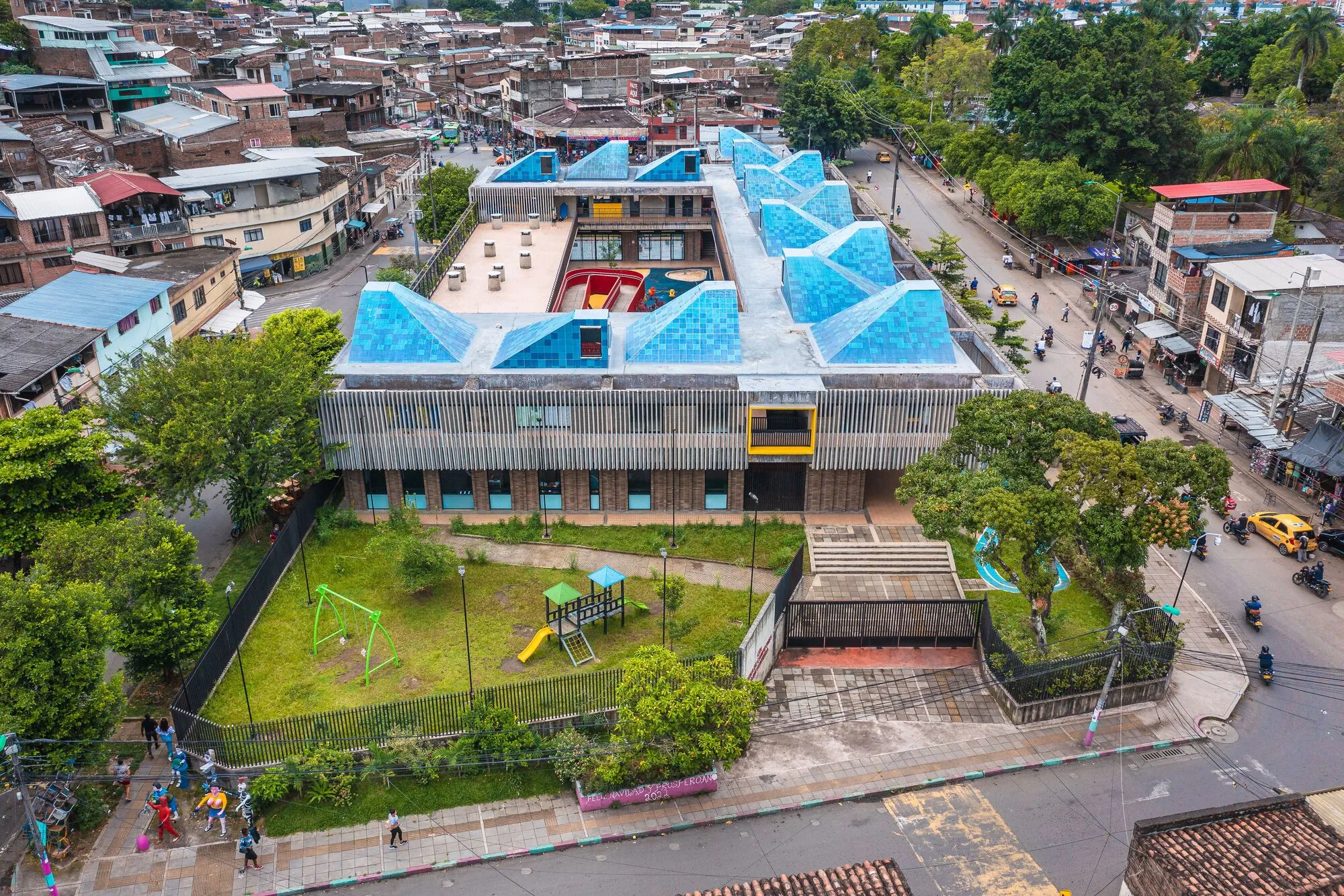 Espacio Colectivo Arquitectos Builds a Nest for Children Above the Rooftops of Cali's Siloé Neighborhood