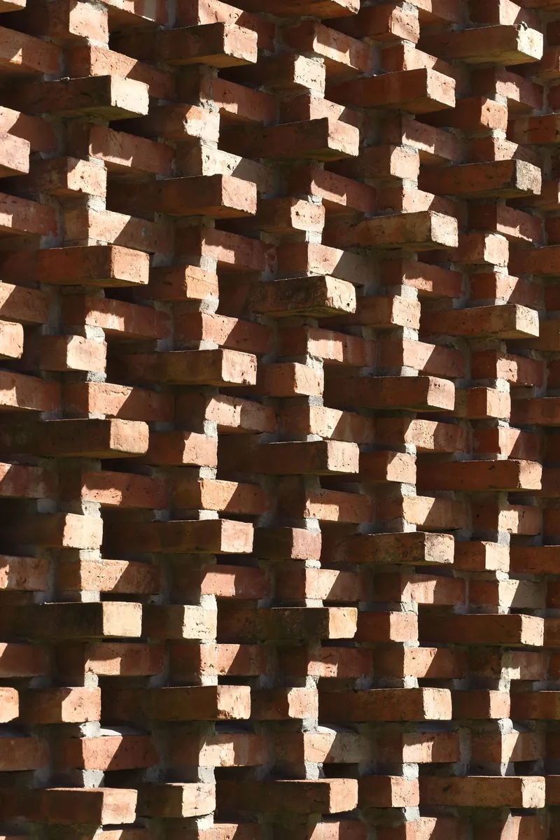 Angled view of the offset brick screen showing varied tones in direct sunlight