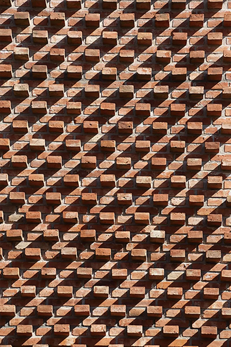 Close-up of the three-dimensional brick screen pattern creating deep diagonal shadows