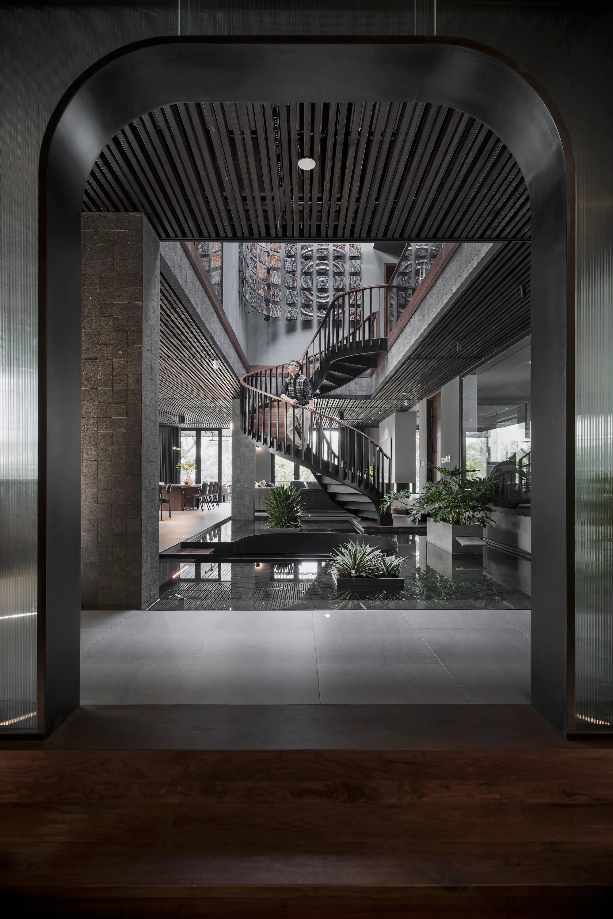 TOAM Studio Builds an Indochine Gallery House to Hold a Family's Memories in Ecopark