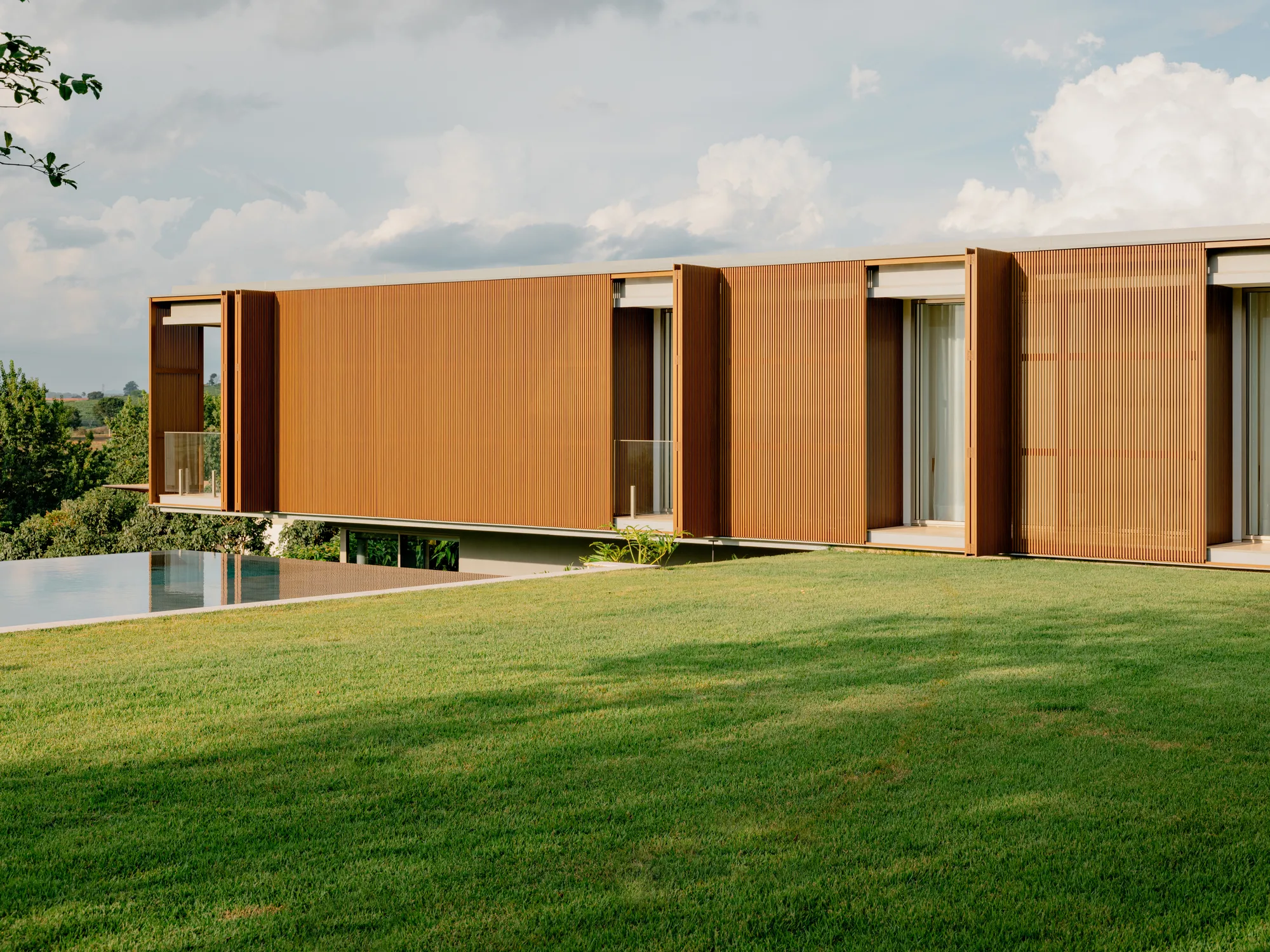 Sabella Arquitetura Sculpts a 1,200 m² Weekend House Around a Tomie Ohtake Sculpture in São Paulo