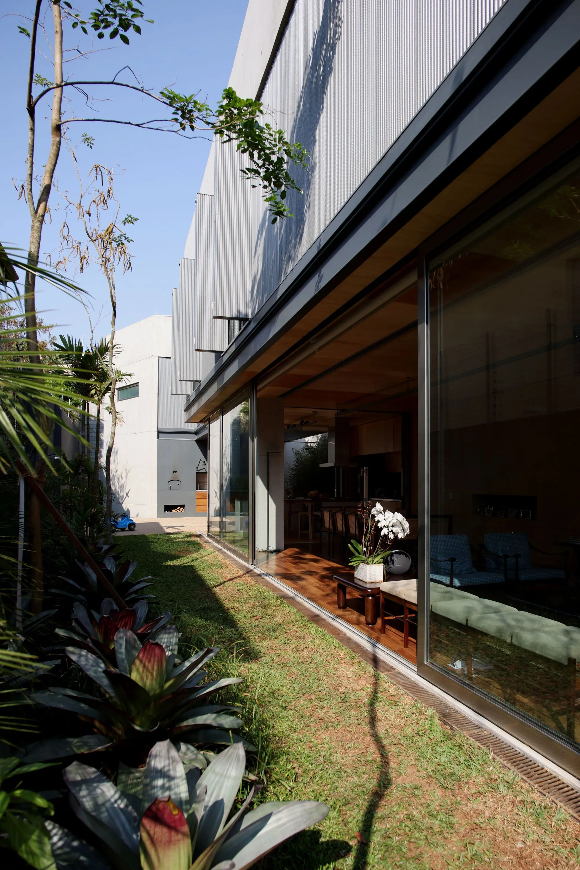 UNA MUNIZVIEGAS Splits a São Paulo House into Concrete and Air on a 10-Meter-Wide Plot