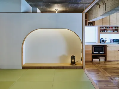 Daiki Awaya Places a Wooden Island at the Heart of a Yokohama Apartment for Two Couples